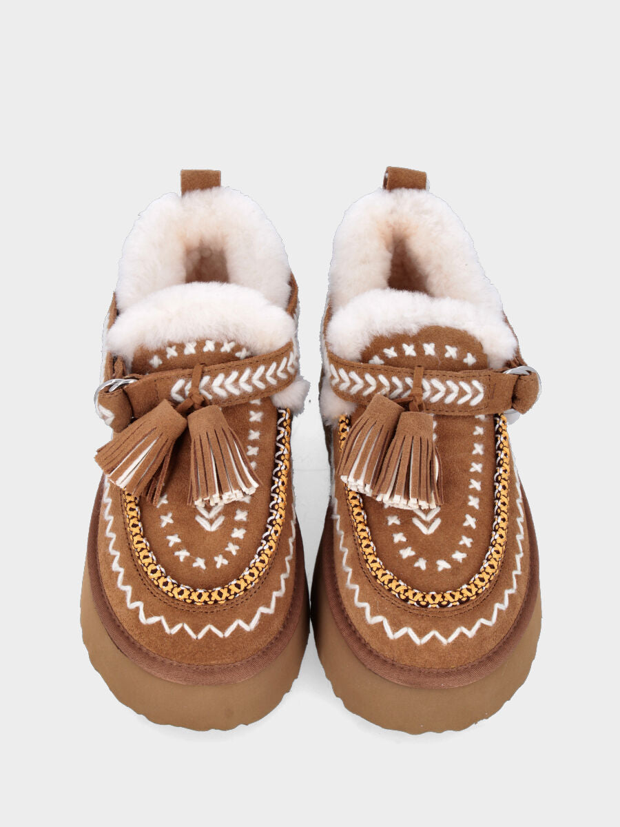 Tronchetto in crosta di montone color cammello con ricami e nappine sul cinturino