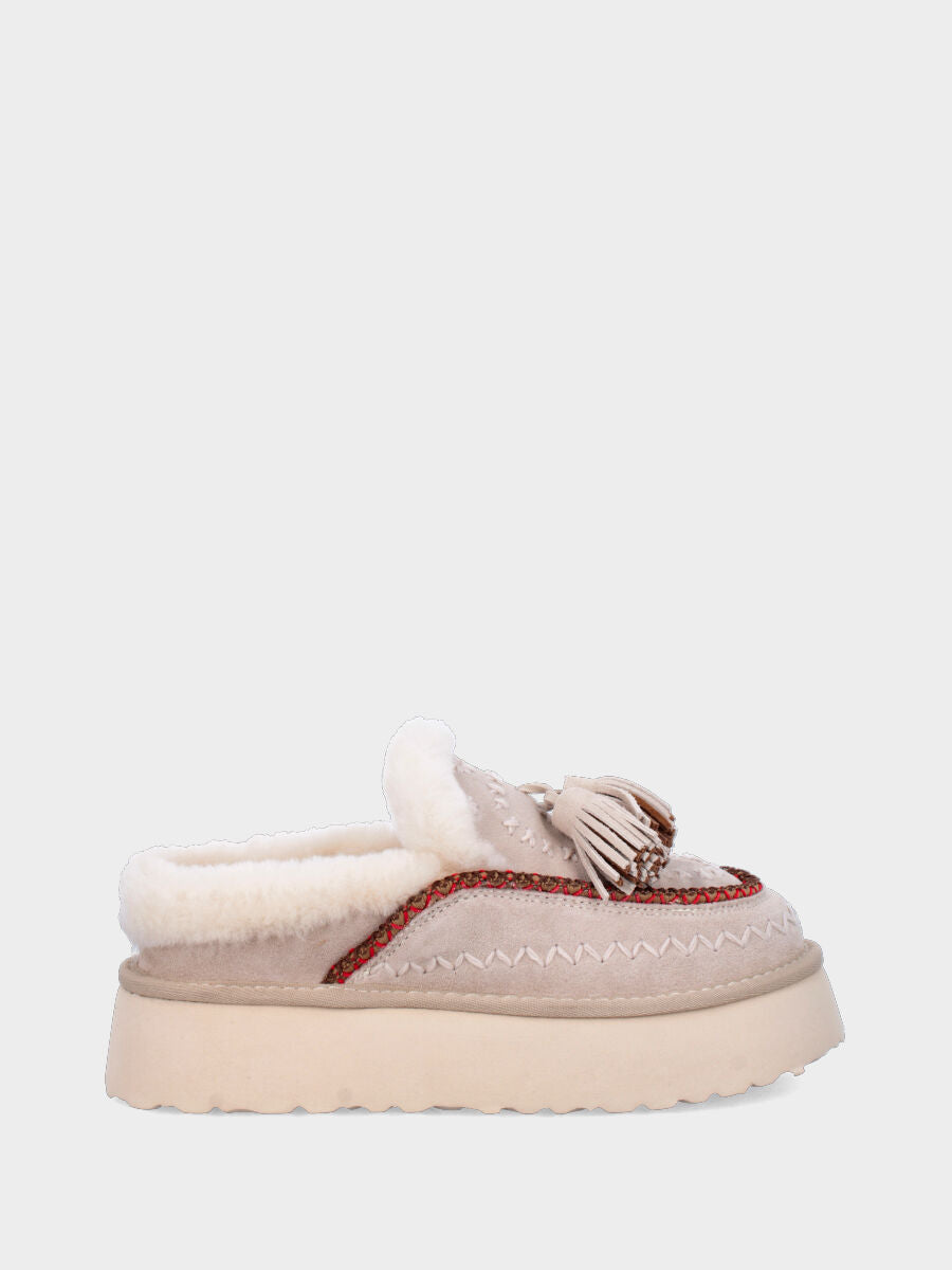 Sabot in crosta di montone beige con ricami e nappine su platform