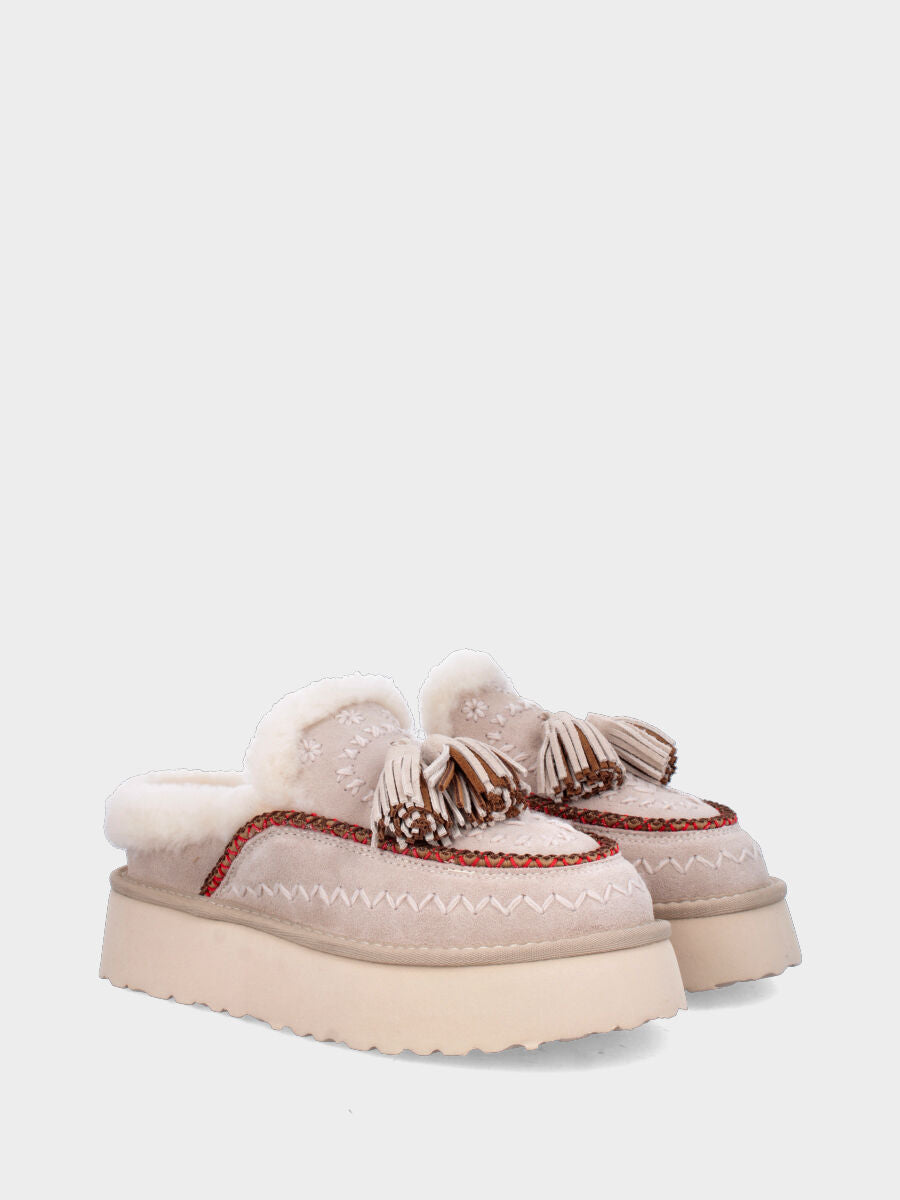 Sabot en croûte de veau de mouton beige avec broderies et pompons sur plateforme