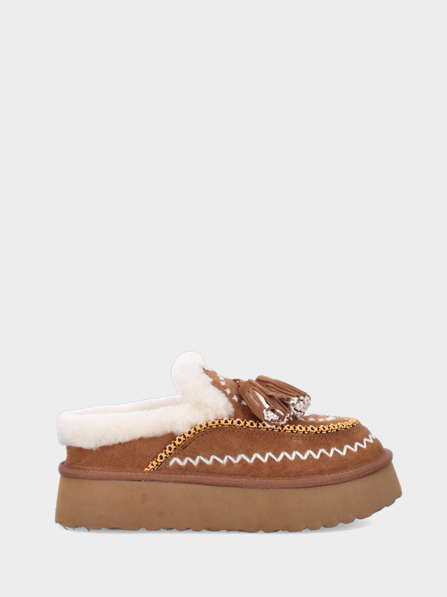 Sabot in crosta di montone color cammello con ricami e nappine su platform