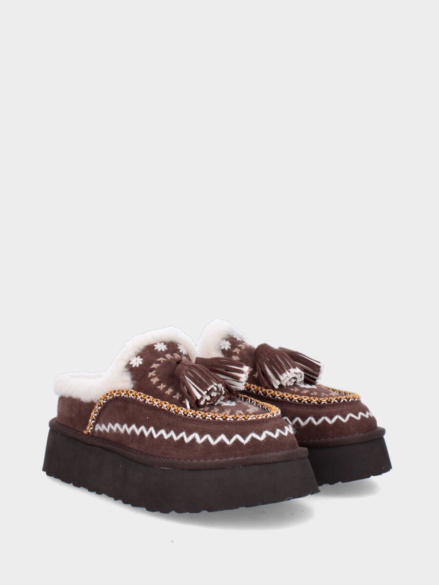 Sabot in crosta di montone color caffè con ricami e nappine su platform