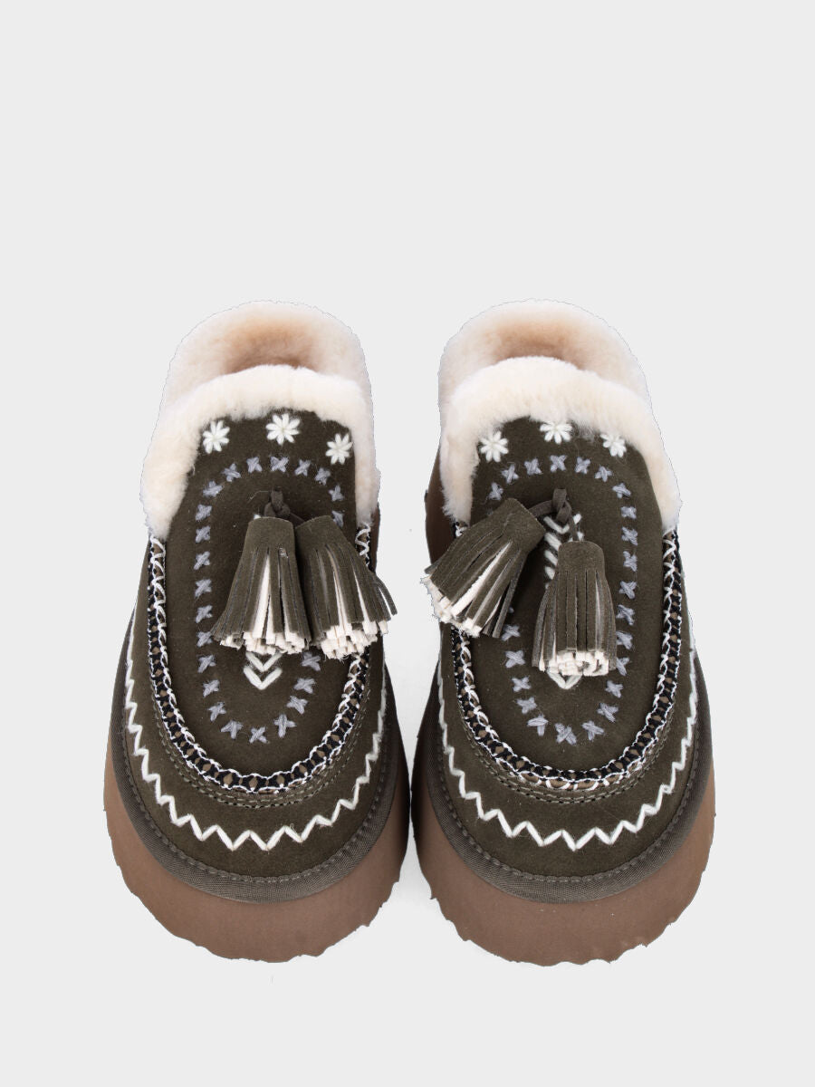 Sabot in crosta di montone verde con ricami e nappine su platform