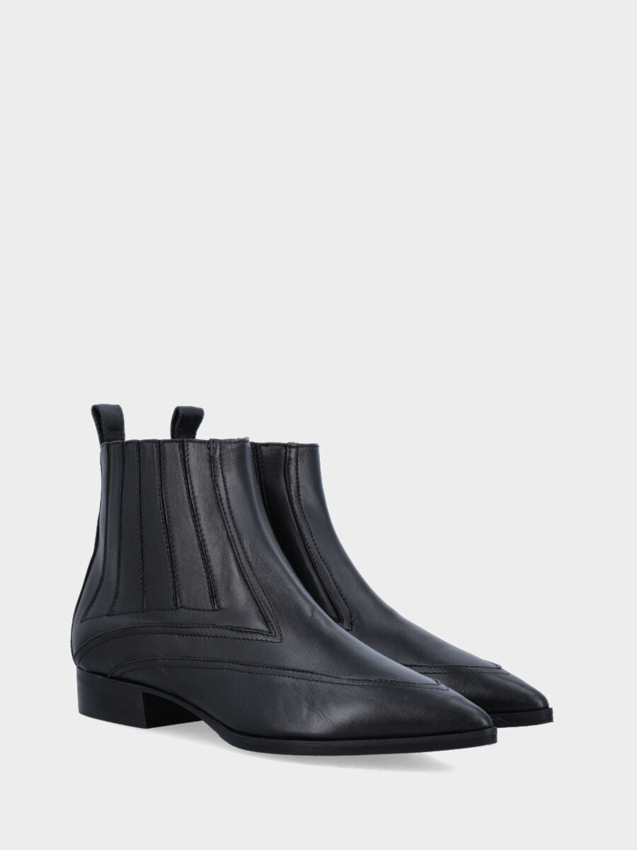 Tronchetto in nappa nera con tomaia a V e fascette in pelle