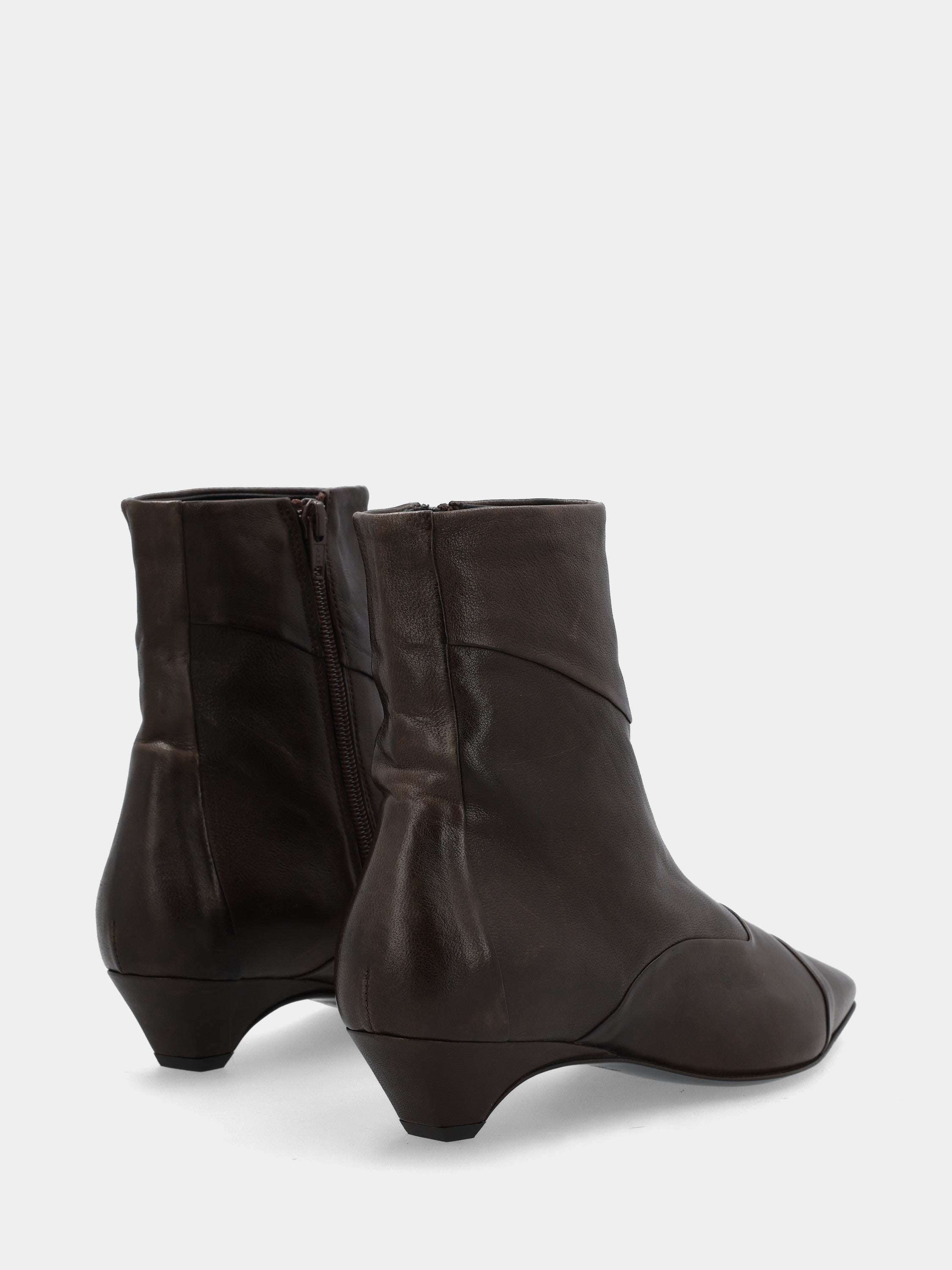 Sandalo monoblocco in vitello rosso con fascia ripiegata