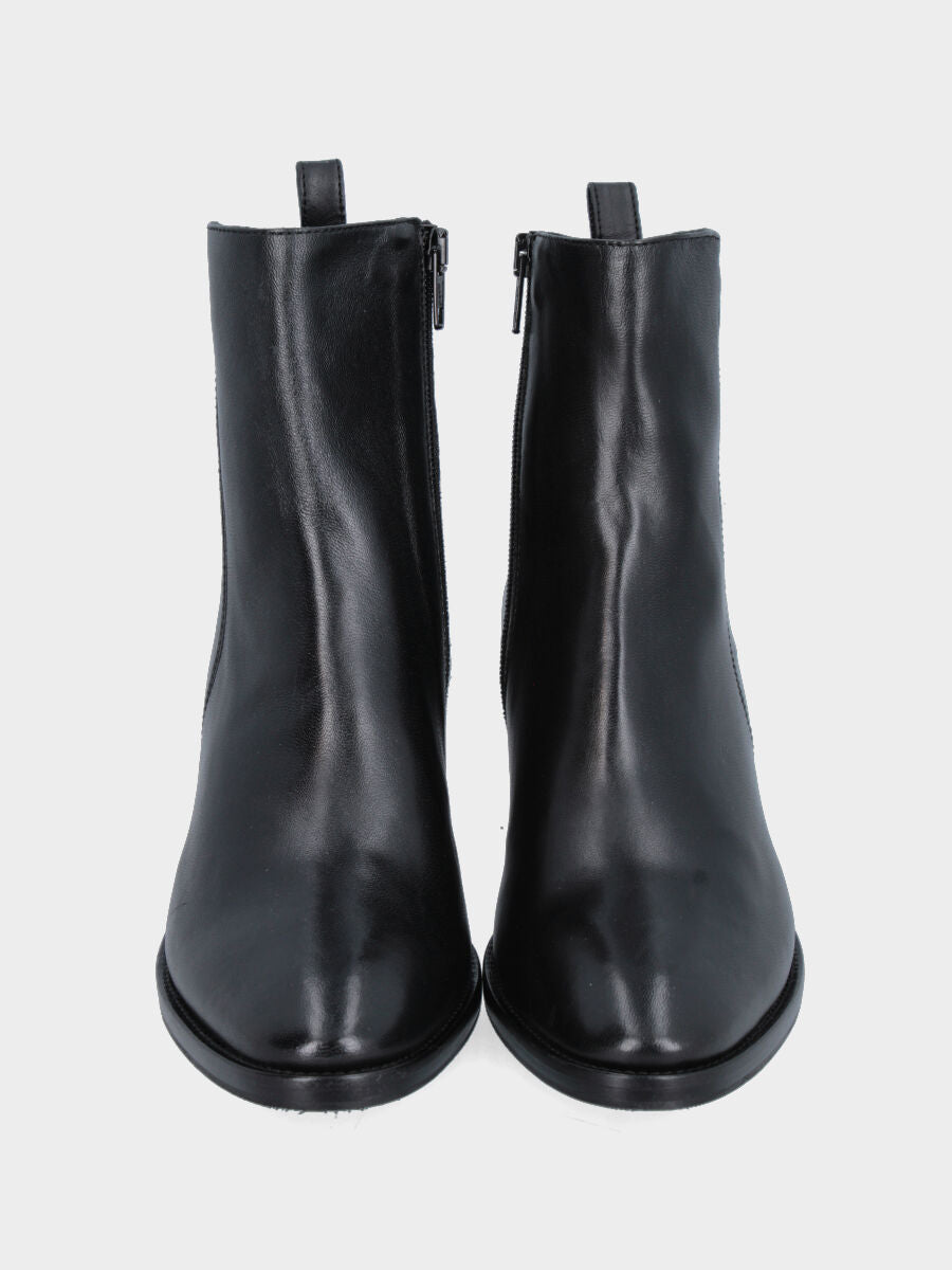 Stivaletto in nappa nera con tacco monoblocco