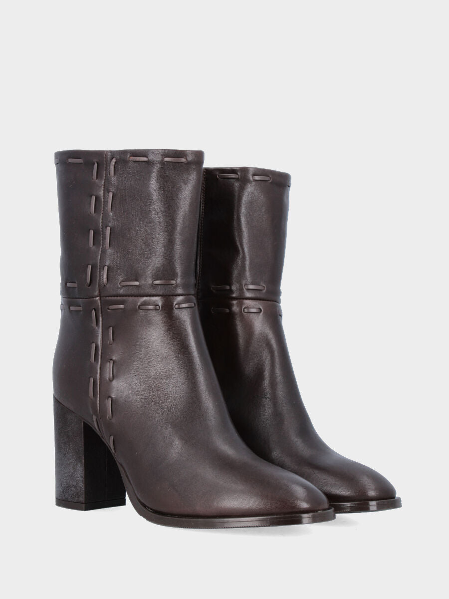 Stivale in nappa testa di moro con infilature a croce sul gambale