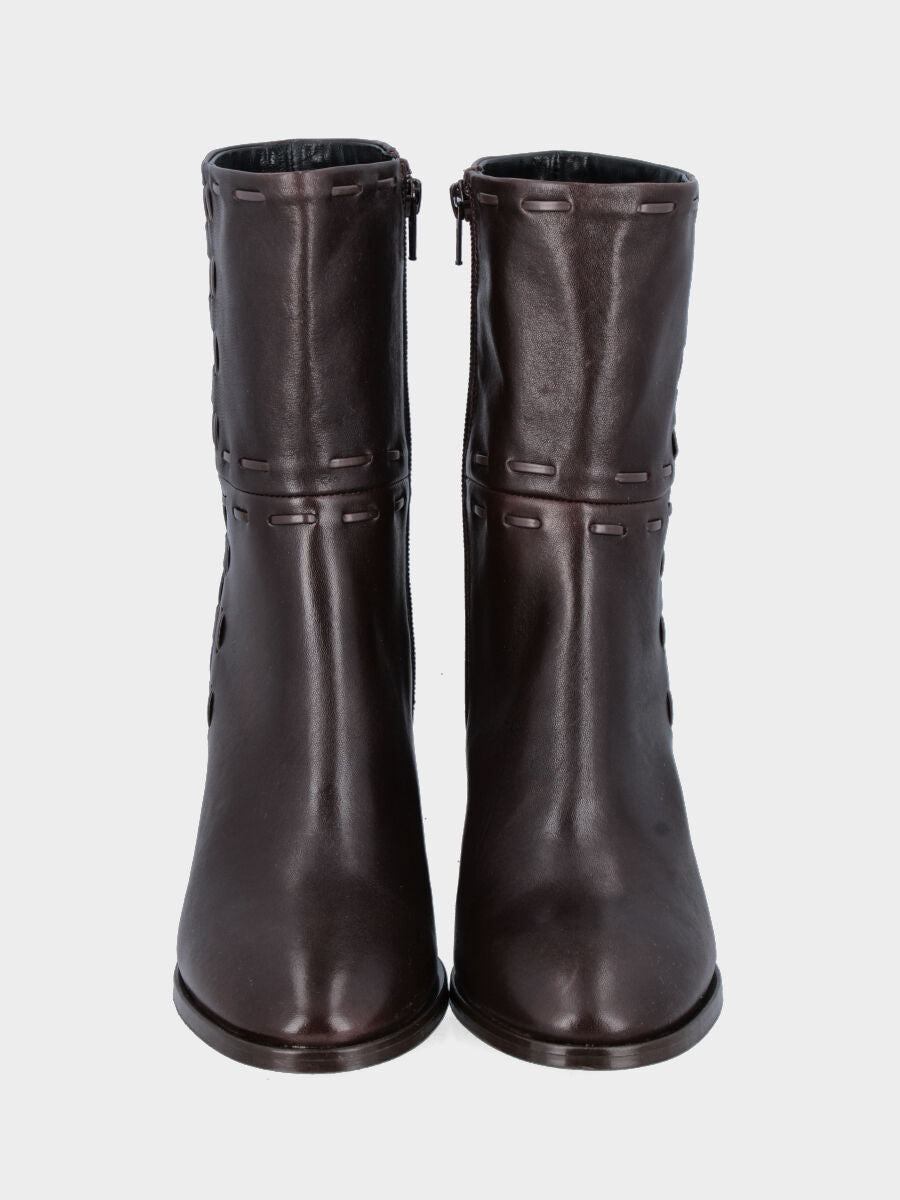 Stivale in nappa testa di moro con infilature a croce sul gambale