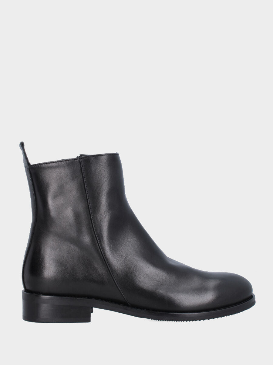 Bottine en veau noir avec talon bas et bout rond