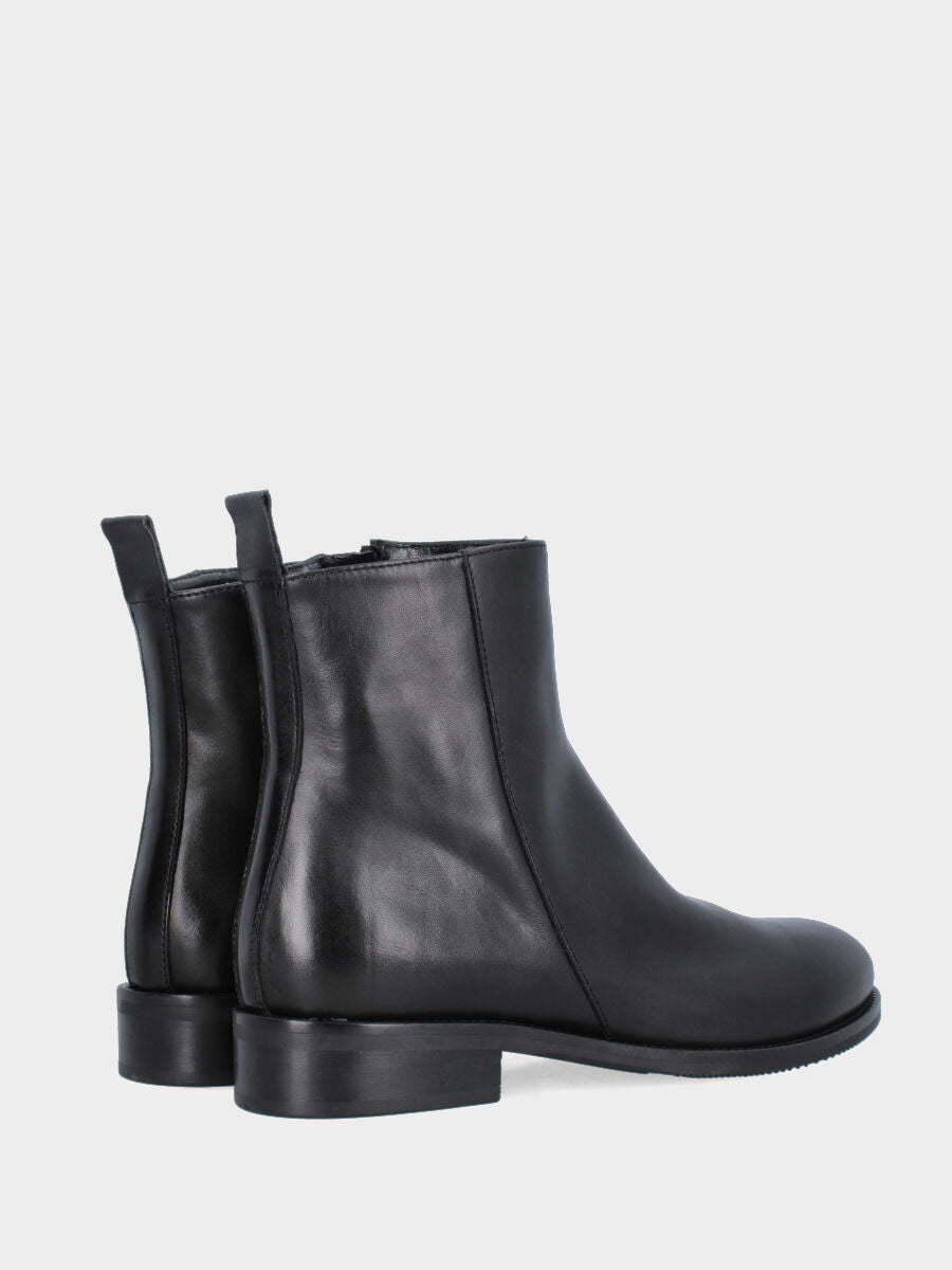 Bottine en veau noir avec talon bas et bout rond