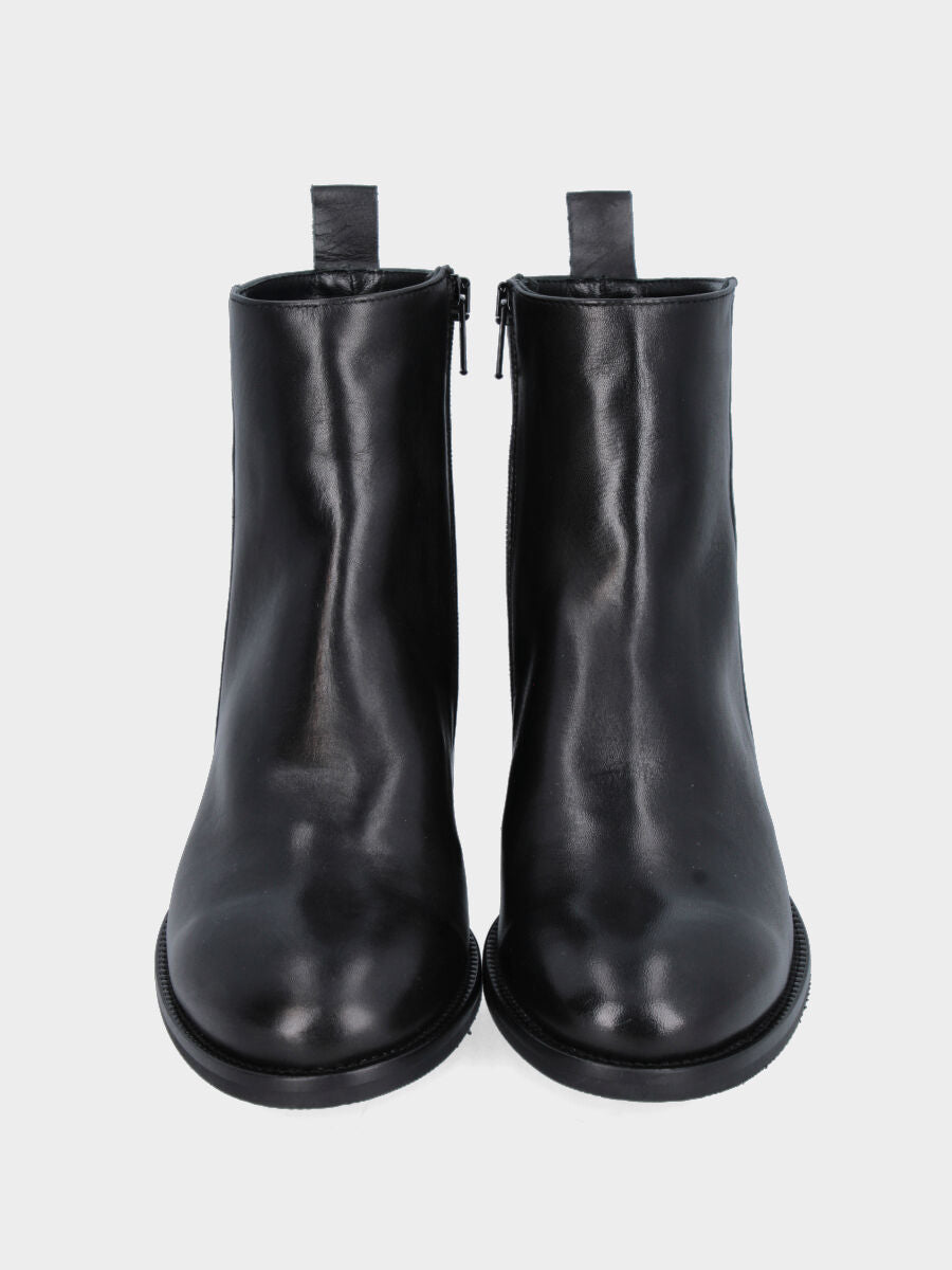 Bottine en veau noir avec talon bas et bout rond