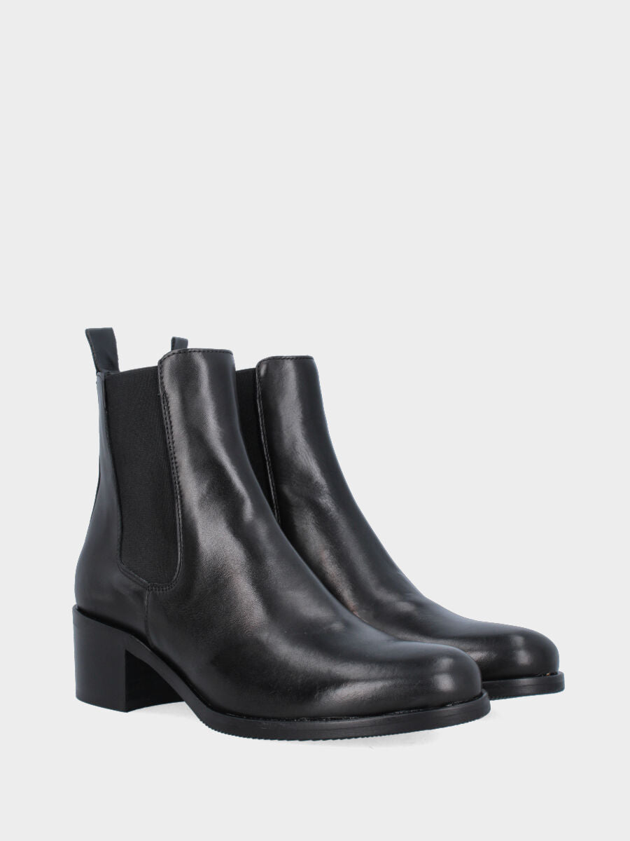 Sandalo monoblocco in vitello rosso con fascia ripiegata