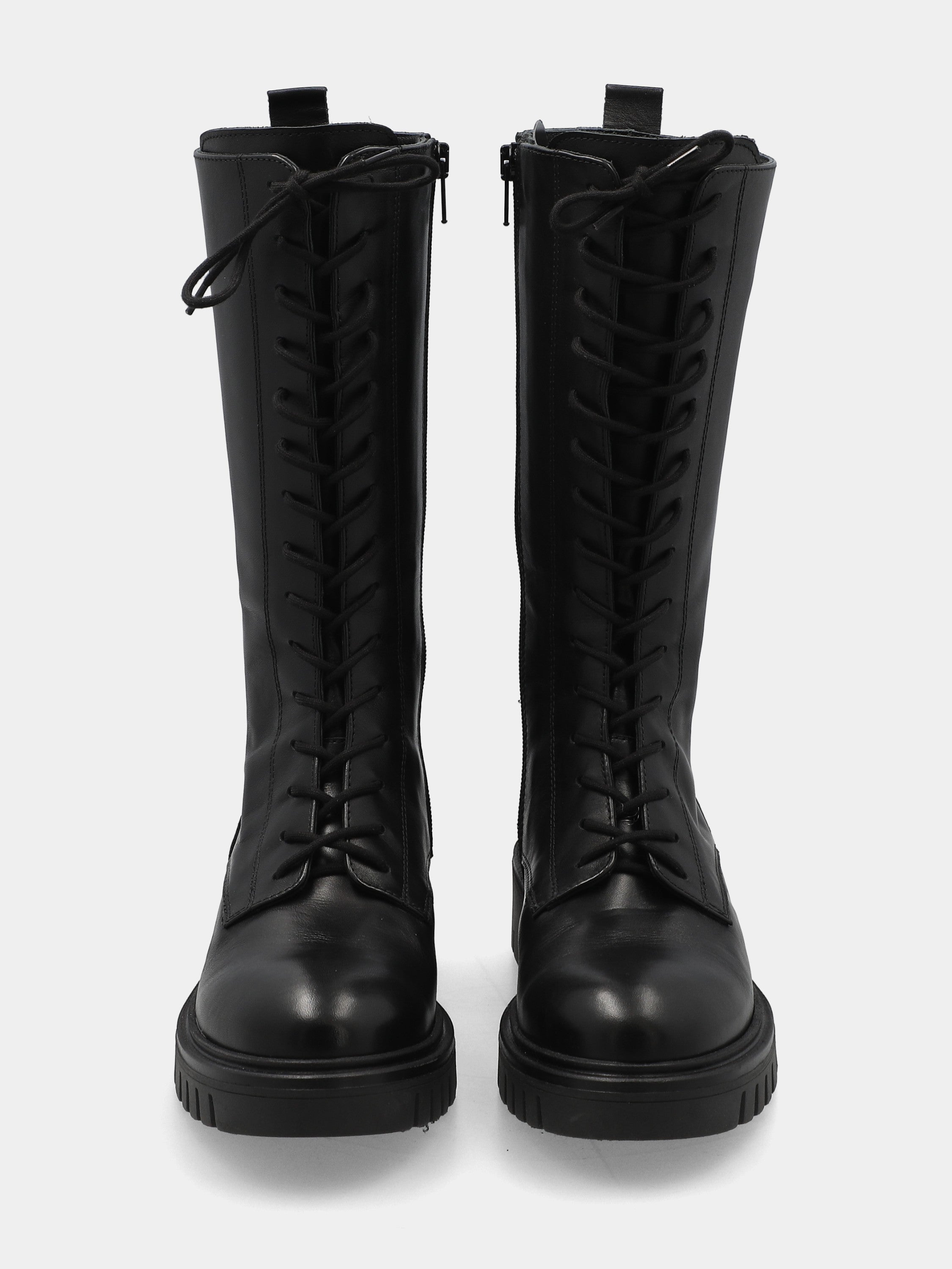 Combat boot in black calfskin with 3/4 shaft and flexible tank sole