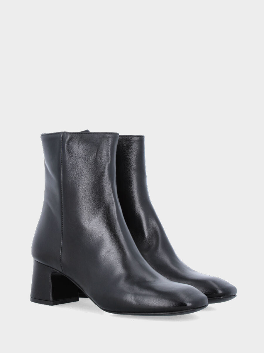 Sandalo monoblocco in vitello rosso con fascia ripiegata