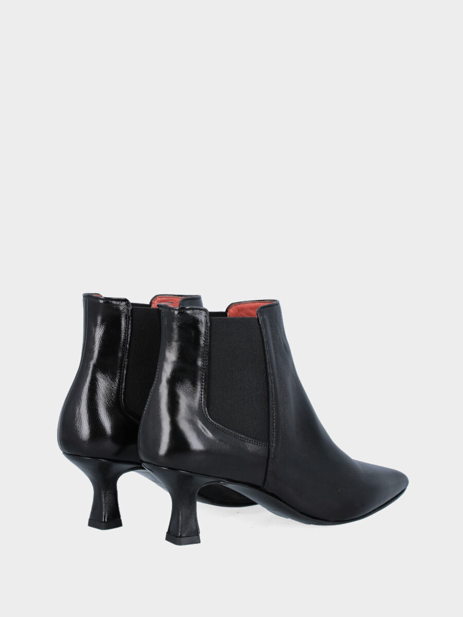 Sandalo monoblocco in vitello rosso con fascia ripiegata
