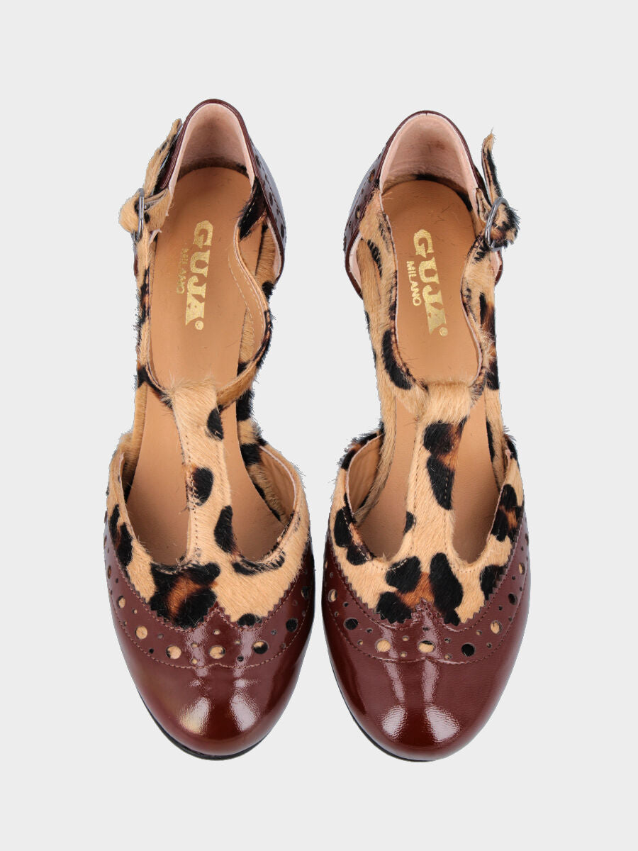 Pumps T-Riemchen aus dunkelbraunem Lackleder mit Ponyfell-Leder Profilen in gefleckt