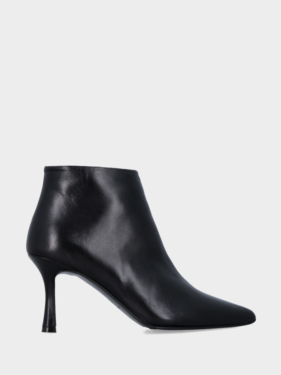 Bottine en nappa noire avec bout effilé et talon creux