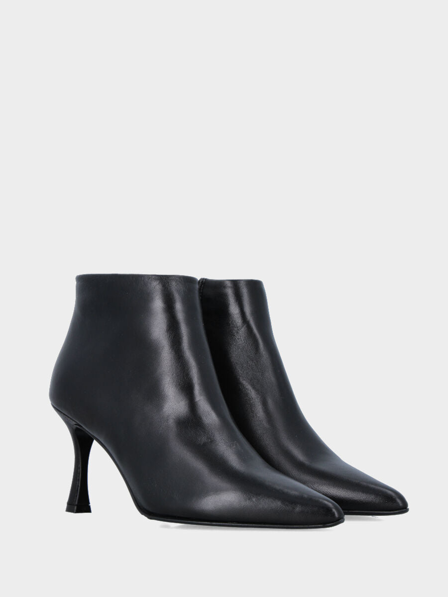 Bottine en nappa noire avec bout effilé et talon creux