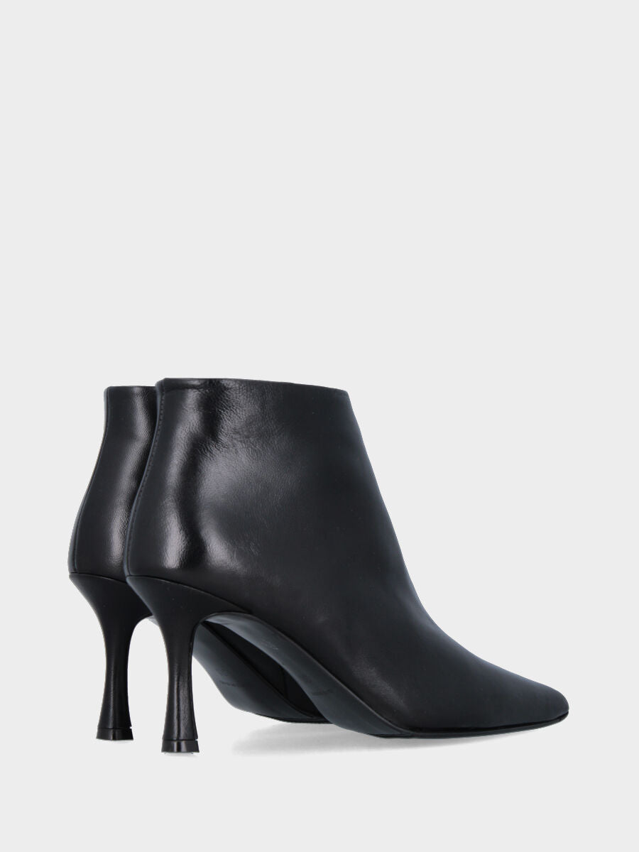 Bottine en nappa noire avec bout effilé et talon creux