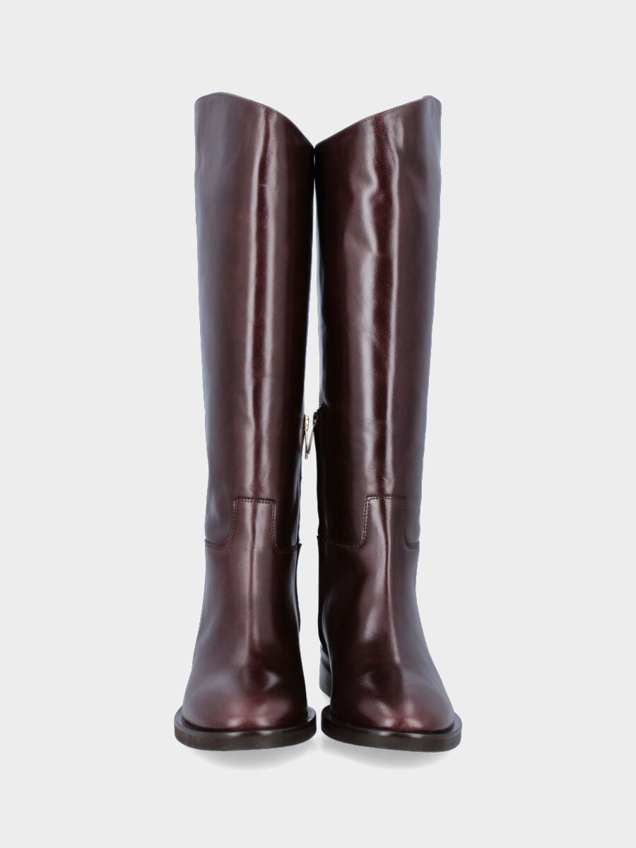 Sandalo monoblocco in vitello rosso con fascia ripiegata