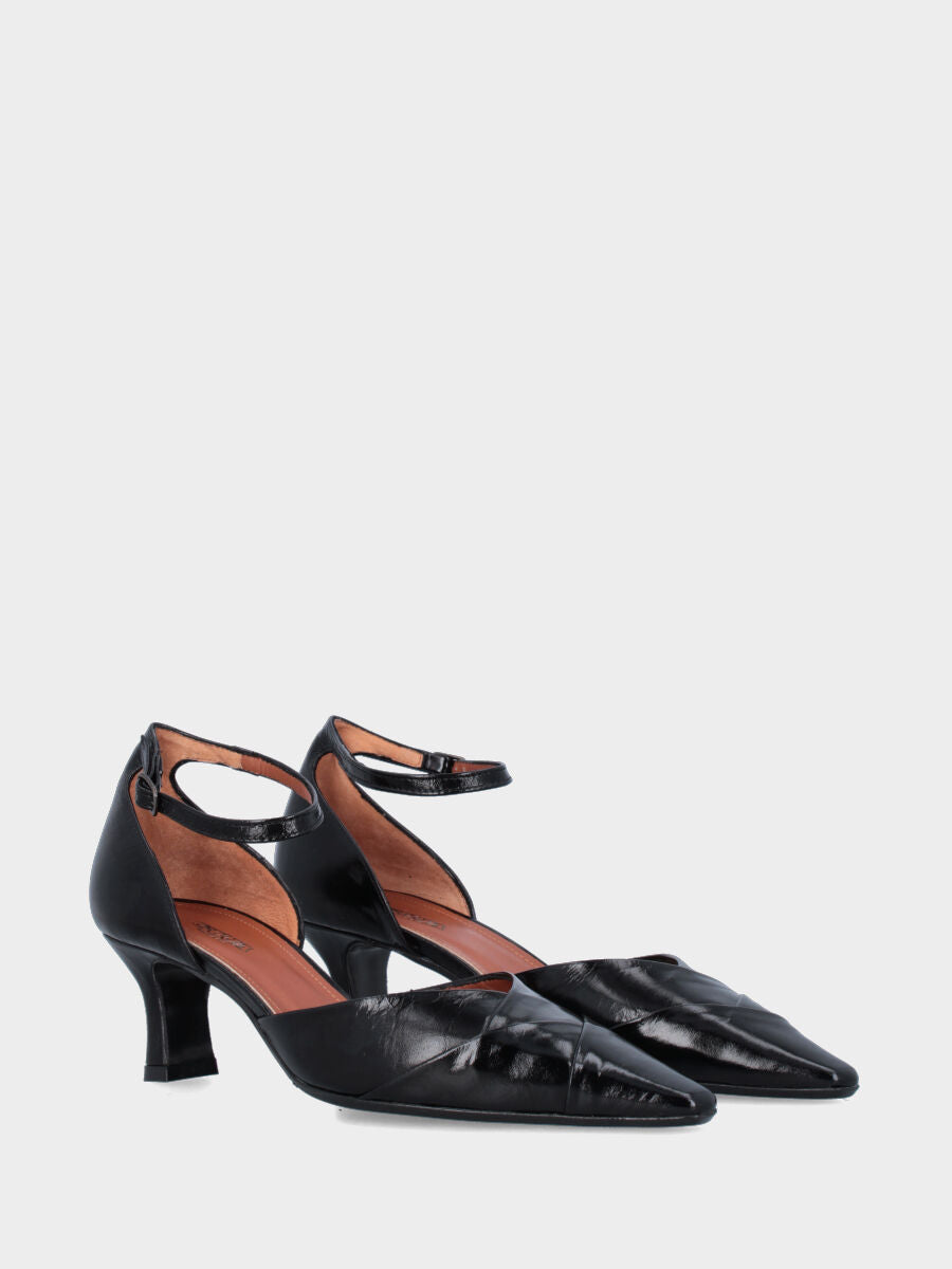 Décolleté in vitello nero con cinturino e tacco incavato