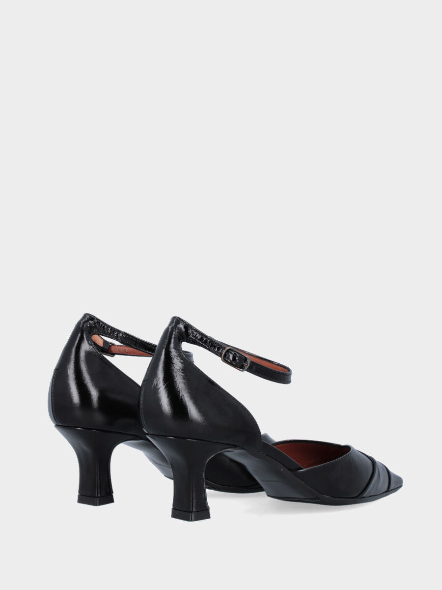 Décolleté in vitello nero con cinturino e tacco incavato