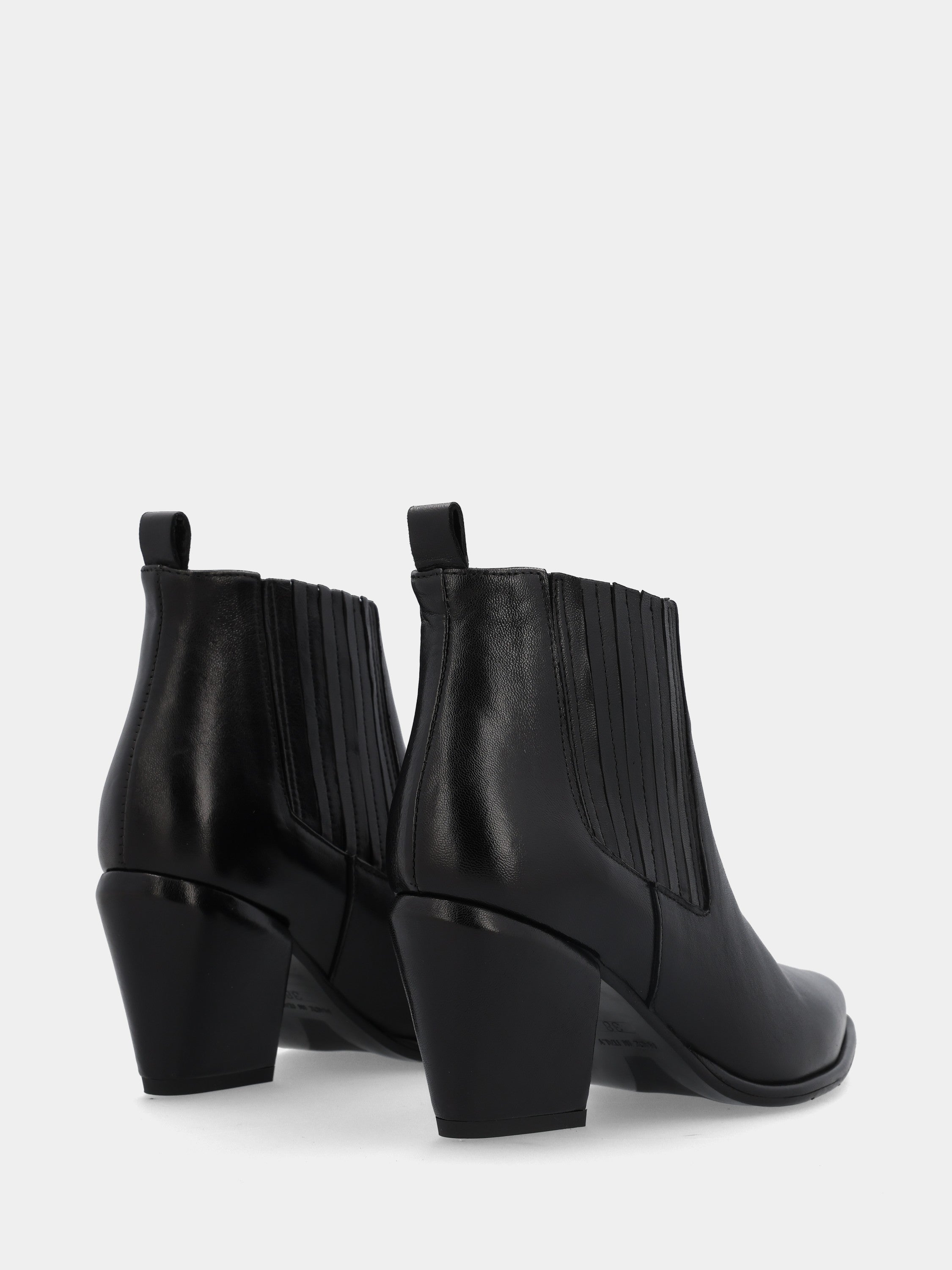 Sandalo monoblocco in vitello rosso con fascia ripiegata