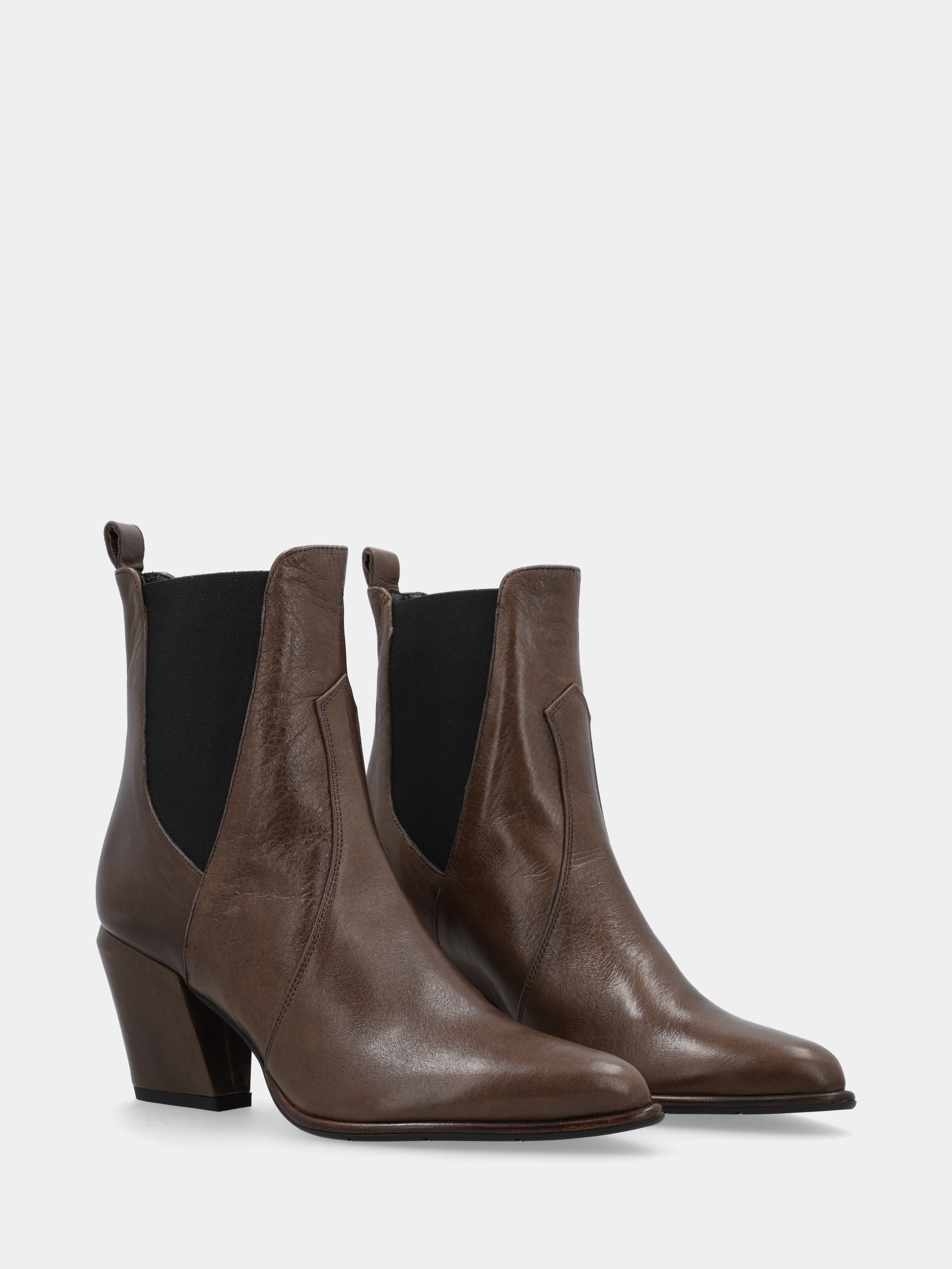 Sandalo monoblocco in vitello rosso con fascia ripiegata