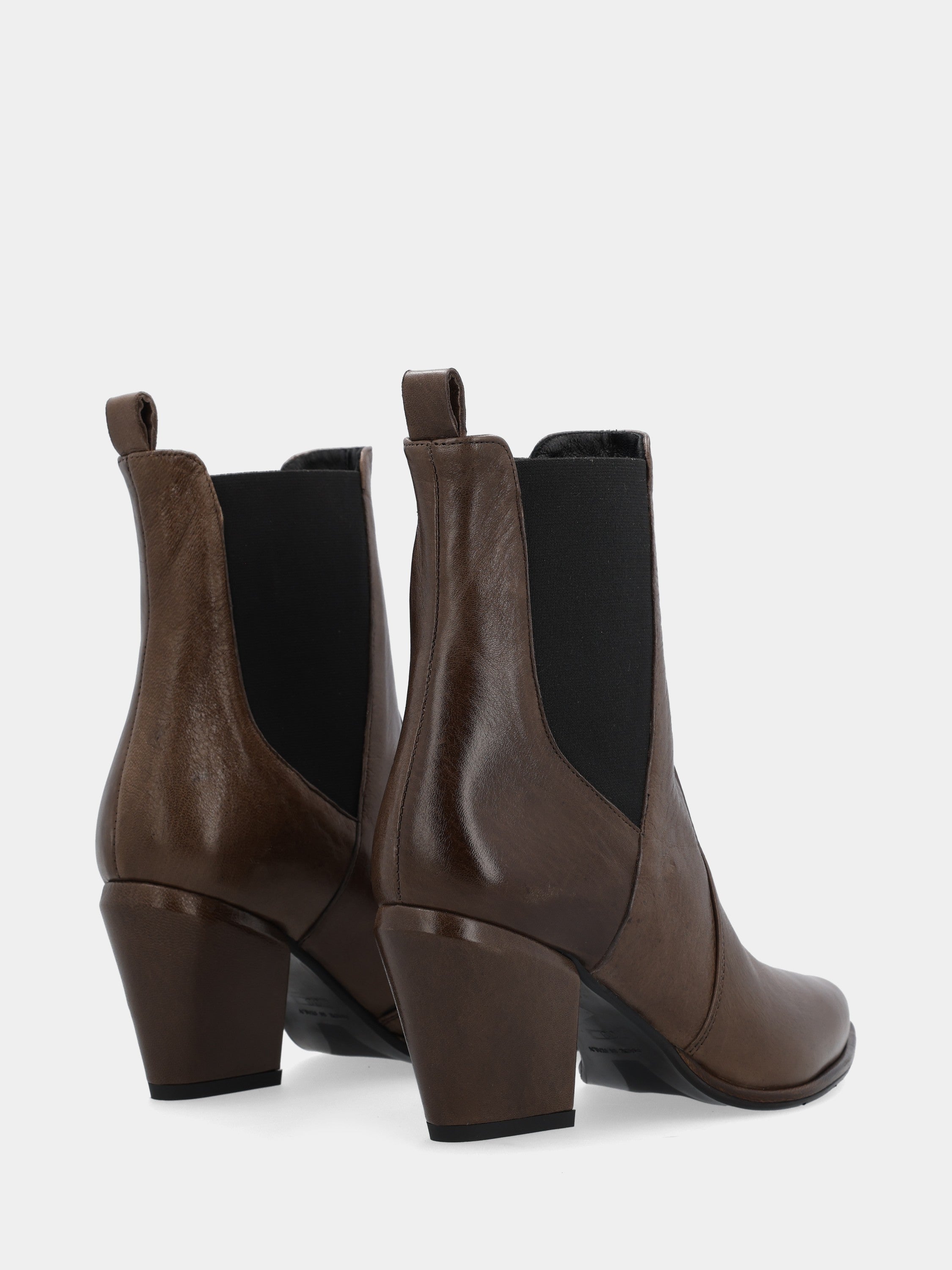 Sandalo monoblocco in vitello rosso con fascia ripiegata