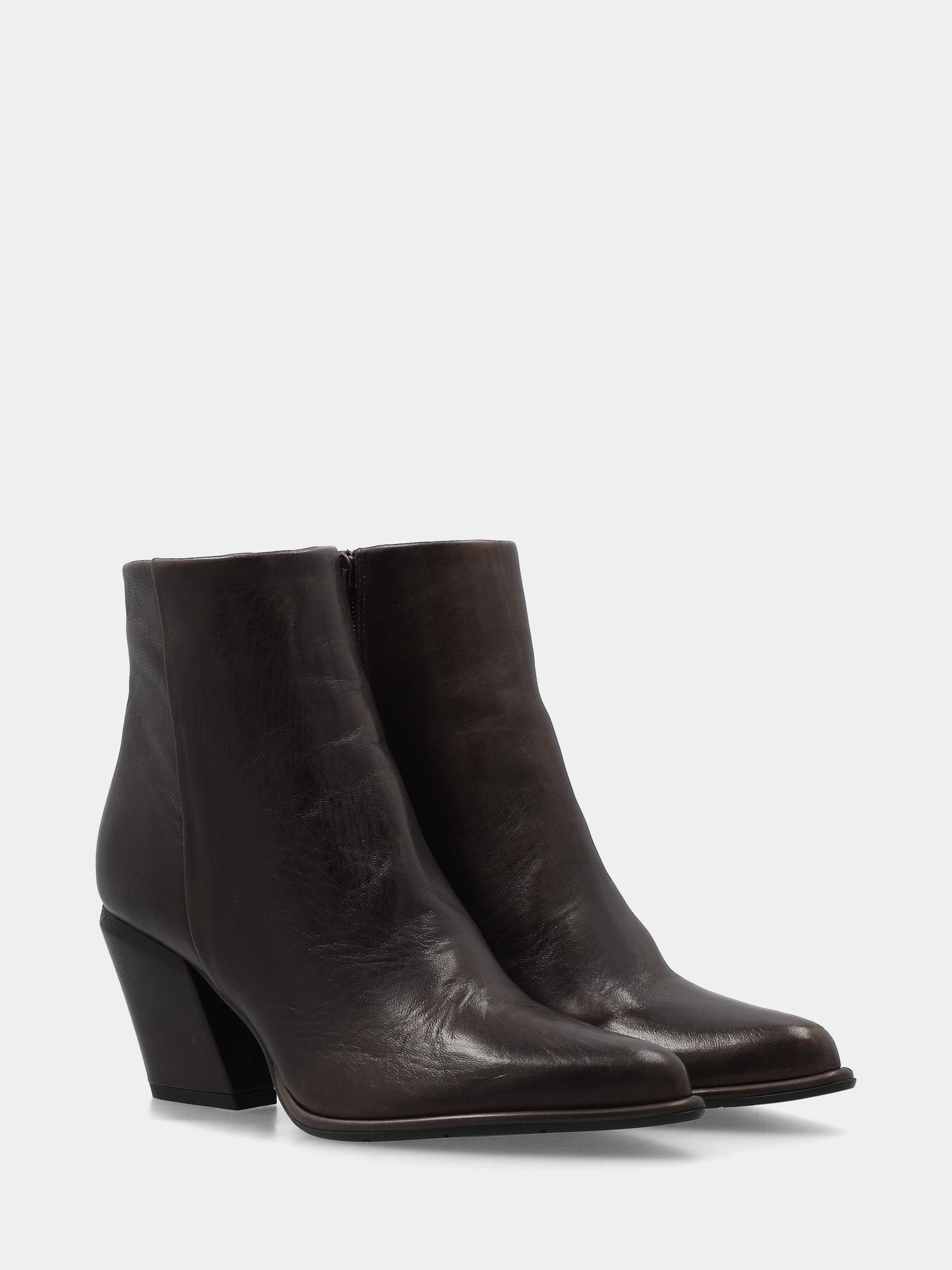 Sandalo monoblocco in vitello rosso con fascia ripiegata