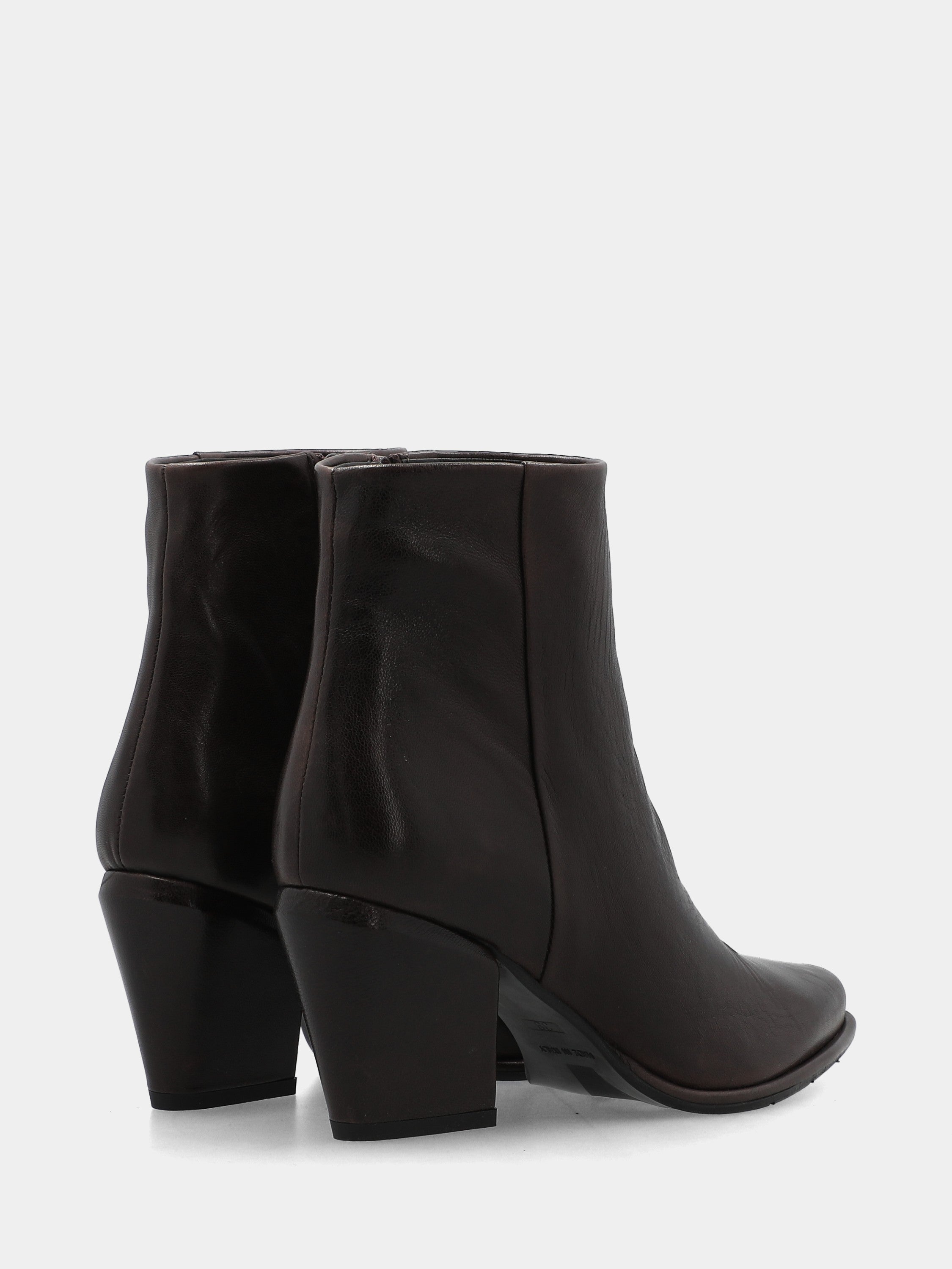 Sandalo monoblocco in vitello rosso con fascia ripiegata