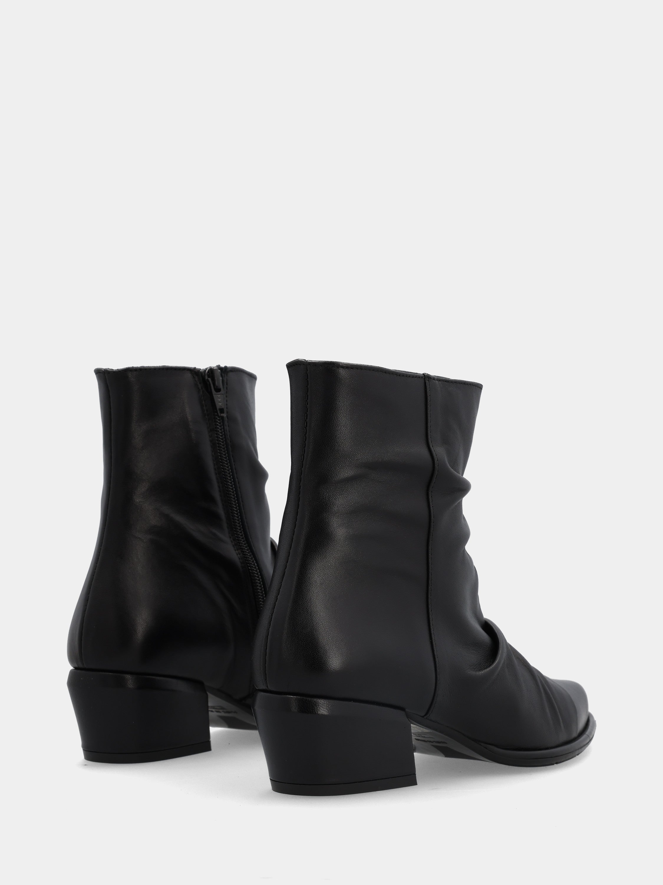 Sandalo monoblocco in vitello rosso con fascia ripiegata