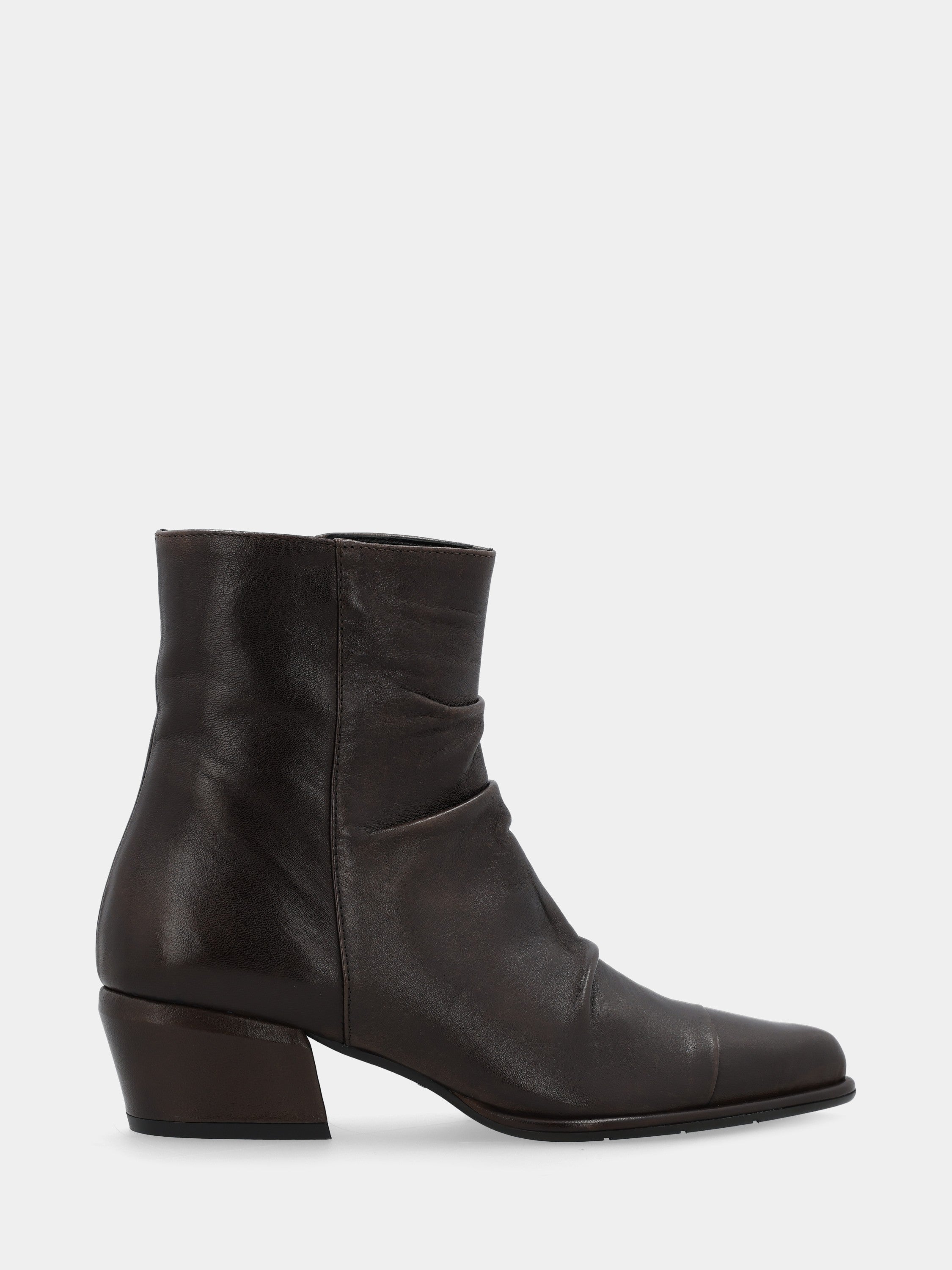 Sandalo monoblocco in vitello rosso con fascia ripiegata