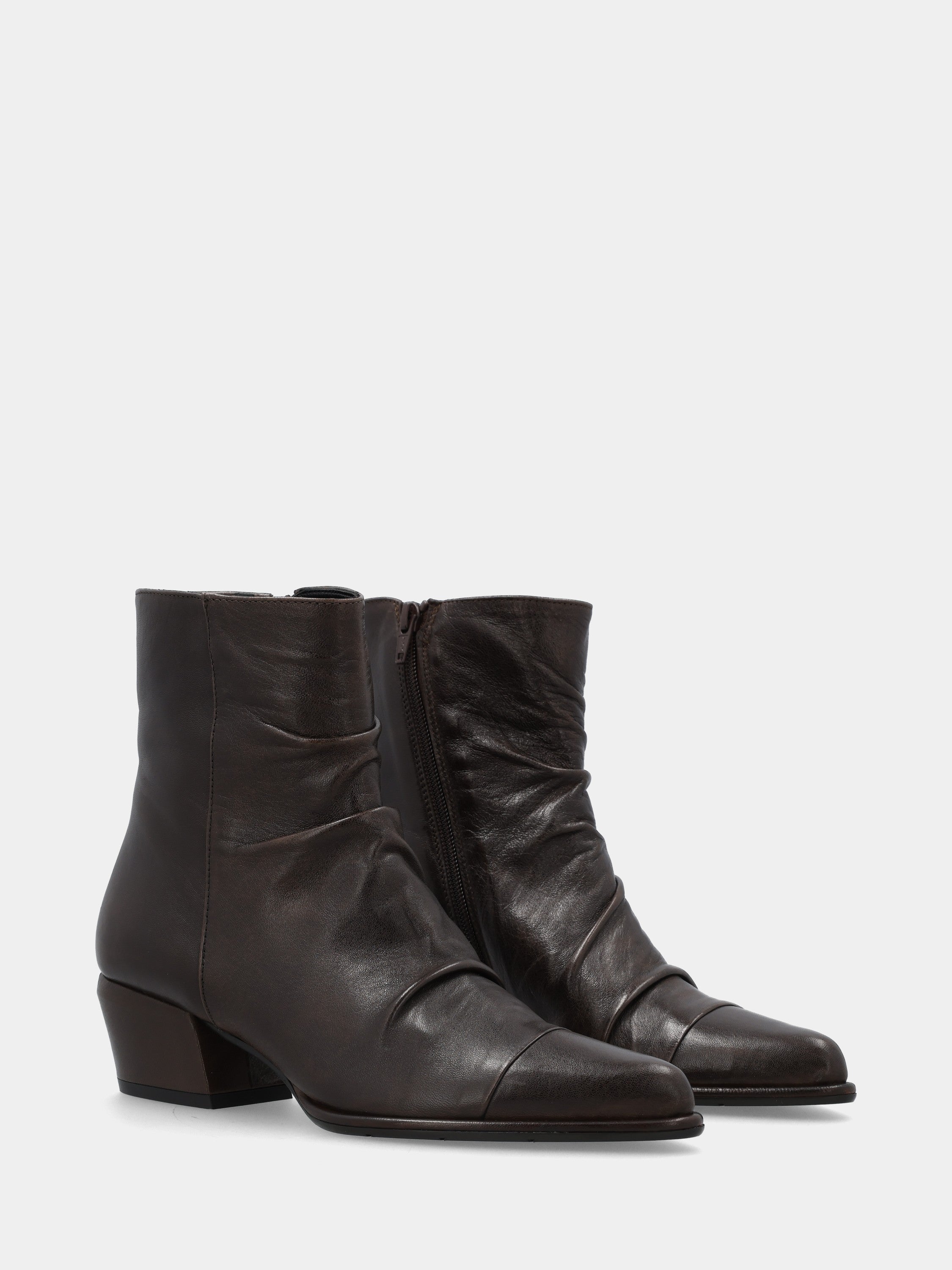 Sandalo monoblocco in vitello rosso con fascia ripiegata