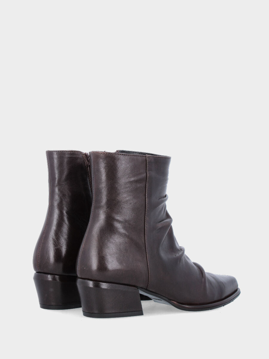 Stivaletto in nappa marrone con tacco a blocco e dettagli goffrati