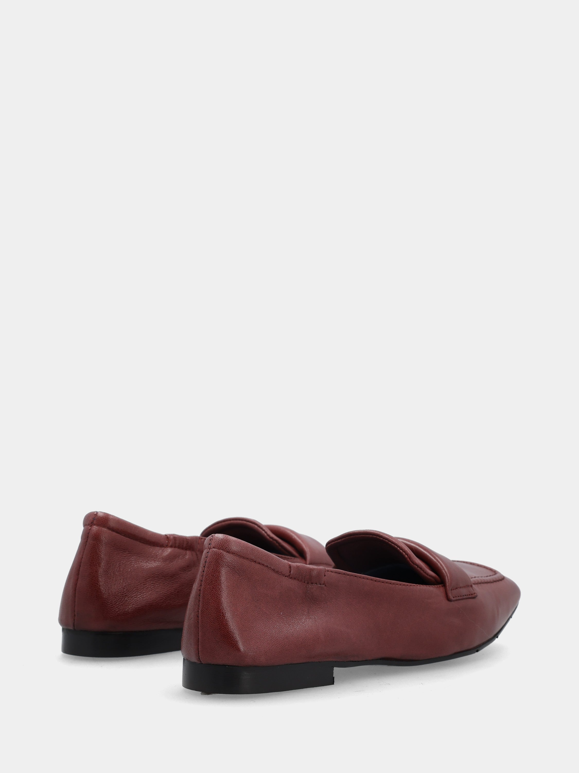 Sandalo monoblocco in vitello rosso con fascia ripiegata