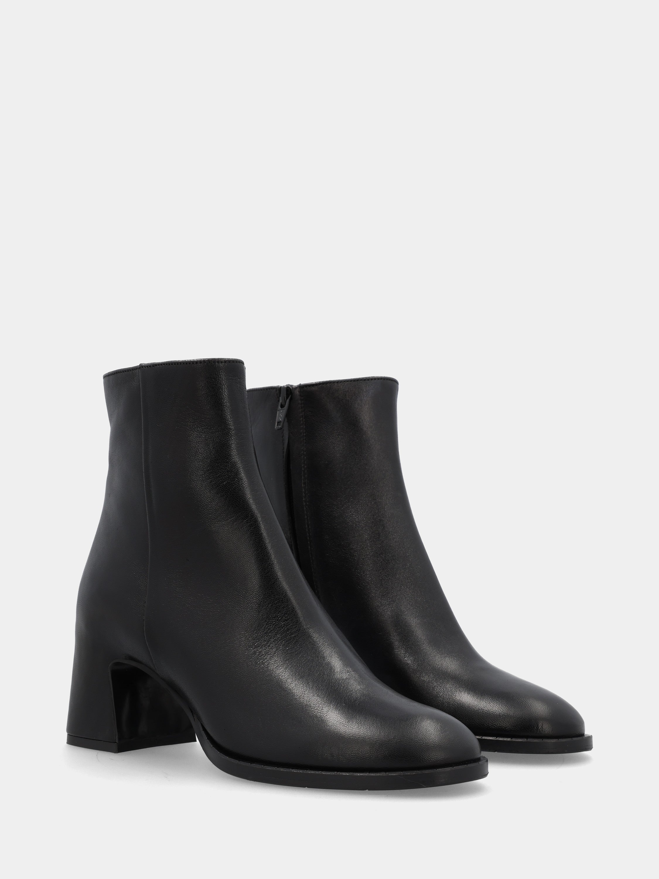 Sandalo monoblocco in vitello rosso con fascia ripiegata