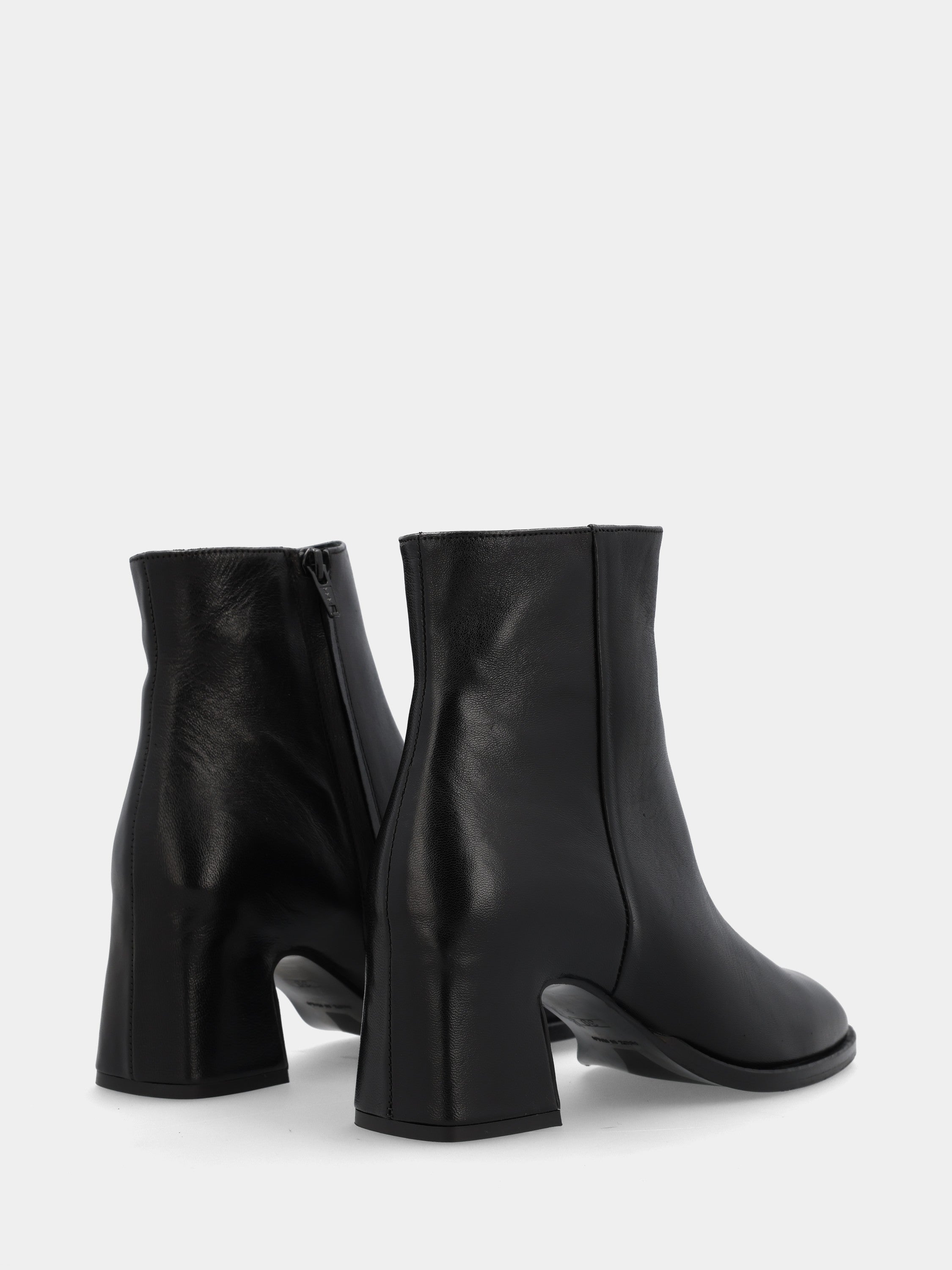 Sandalo monoblocco in vitello rosso con fascia ripiegata