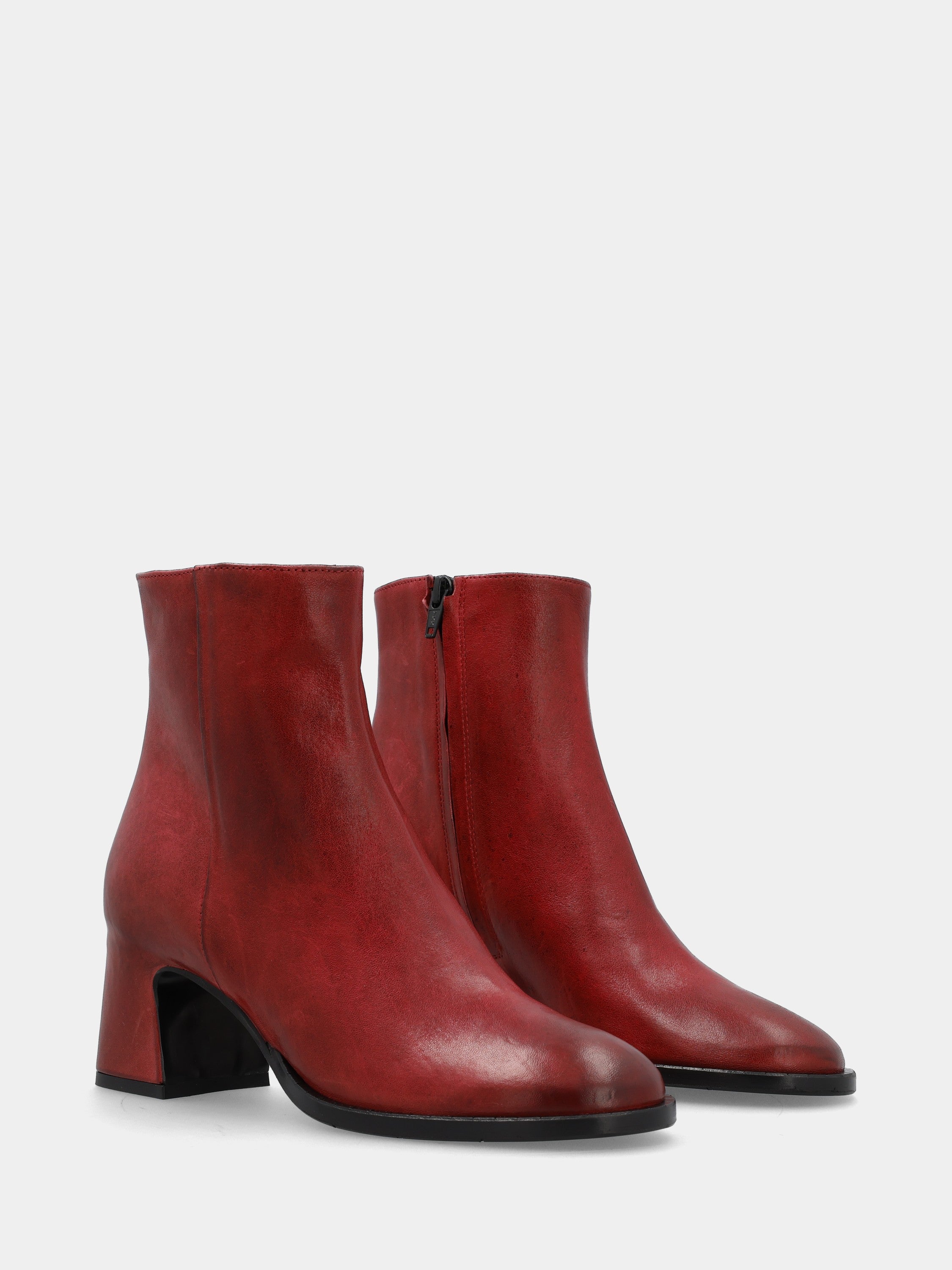 Sandalo monoblocco in vitello rosso con fascia ripiegata