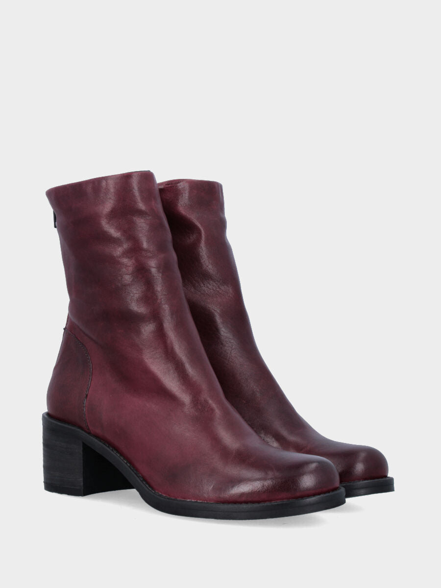Sandalo monoblocco in vitello rosso con fascia ripiegata