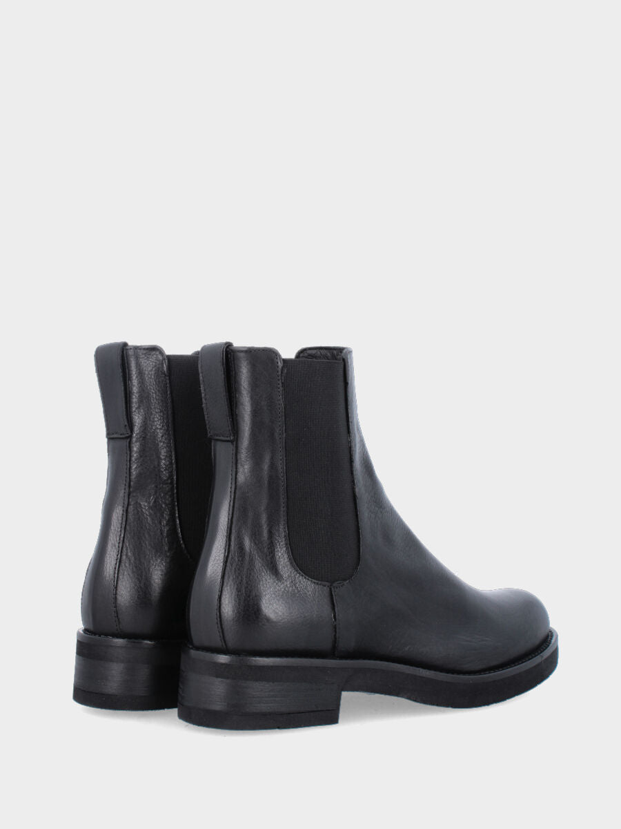 Beatles in vitello nero con tacco basso monoblocco