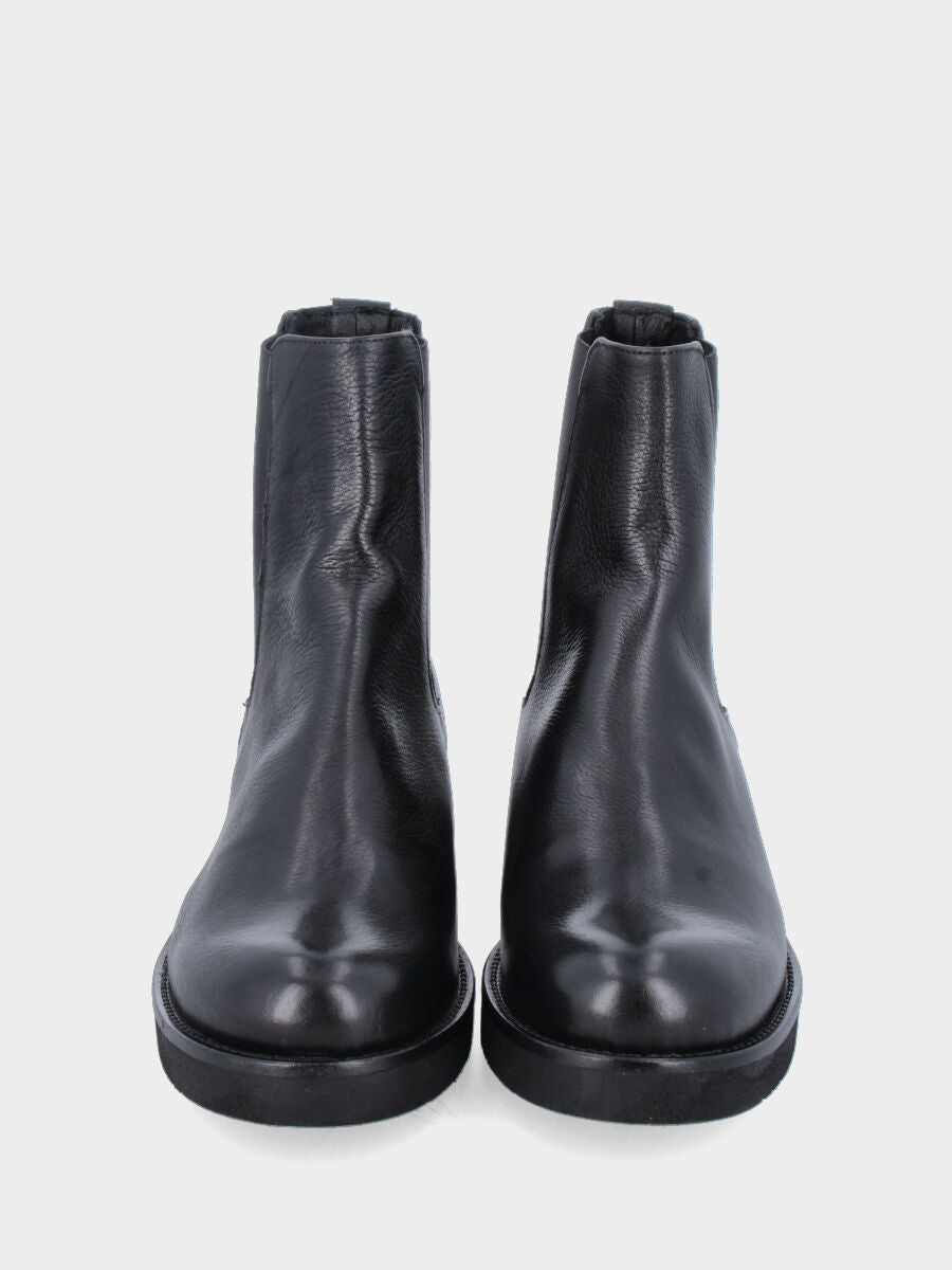 Beatles in vitello nero con tacco basso monoblocco