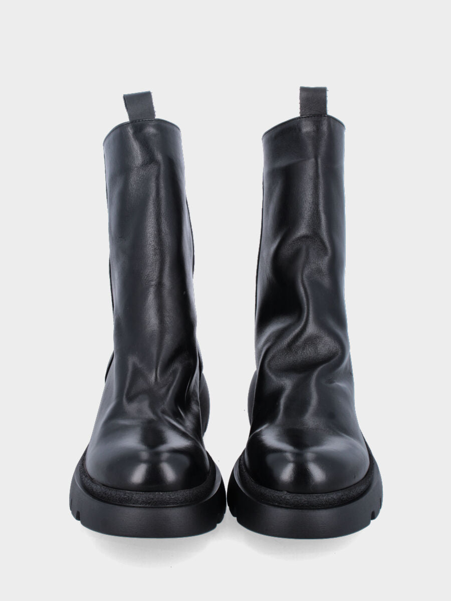 Stivaletto in nappa nera con platform e gambaletto goffrato