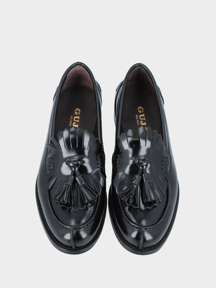 Mocassino in vitello nero con frangia ovale e nappine