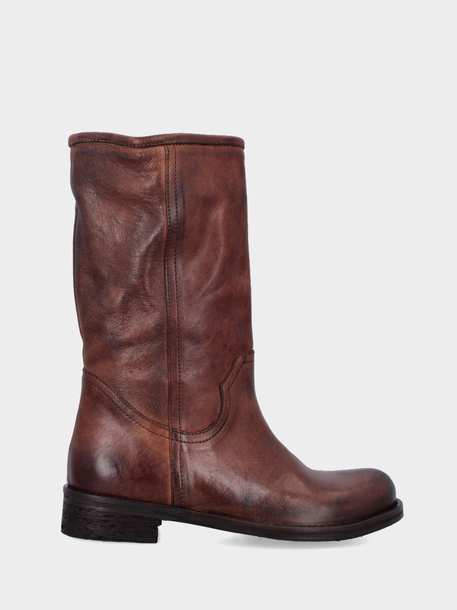 Stivaletto 3/4 in vitello color cuoio con tacco basso e punta tonda