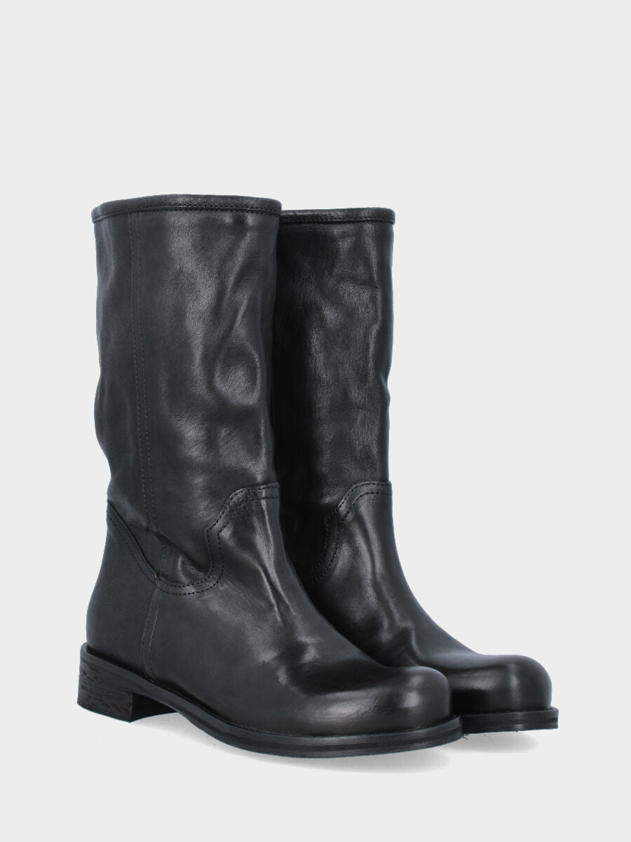 Stivaletto 3/4 in vitello nero con tacco basso e punta tonda