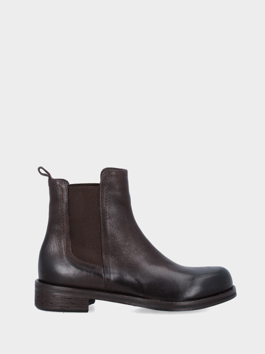 Beatles in dark brown calfskin with round toe and low heel
