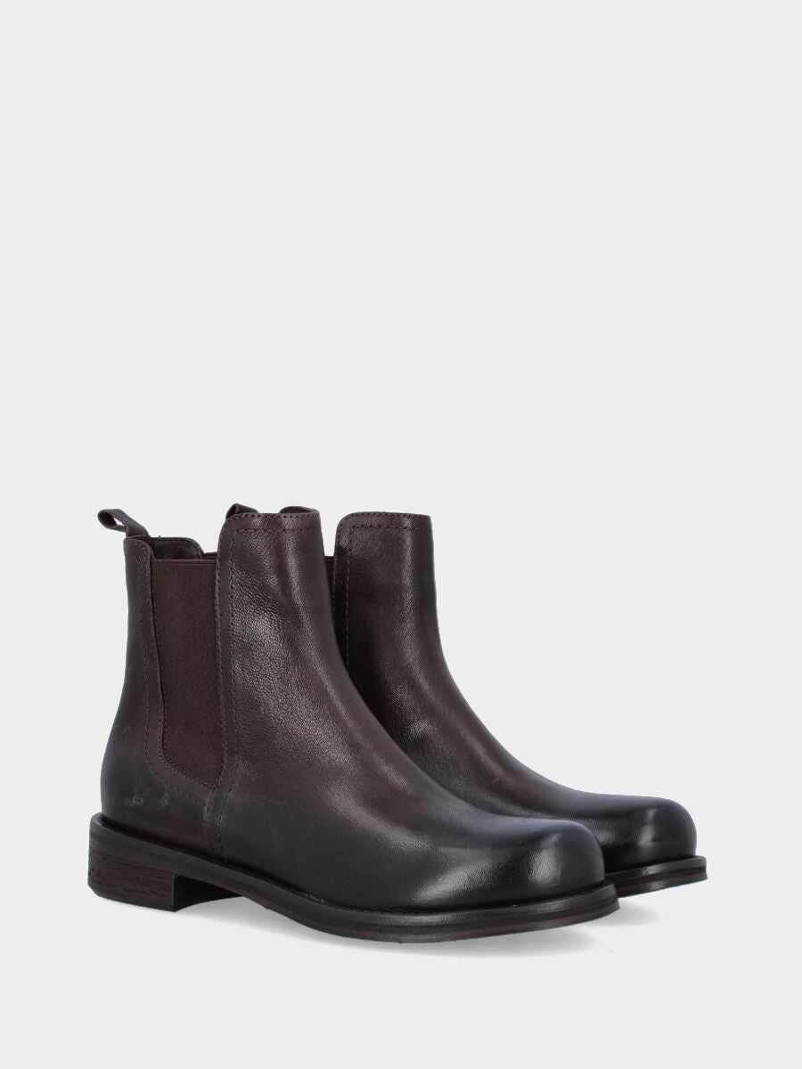 Beatles in dark brown calfskin with round toe and low heel