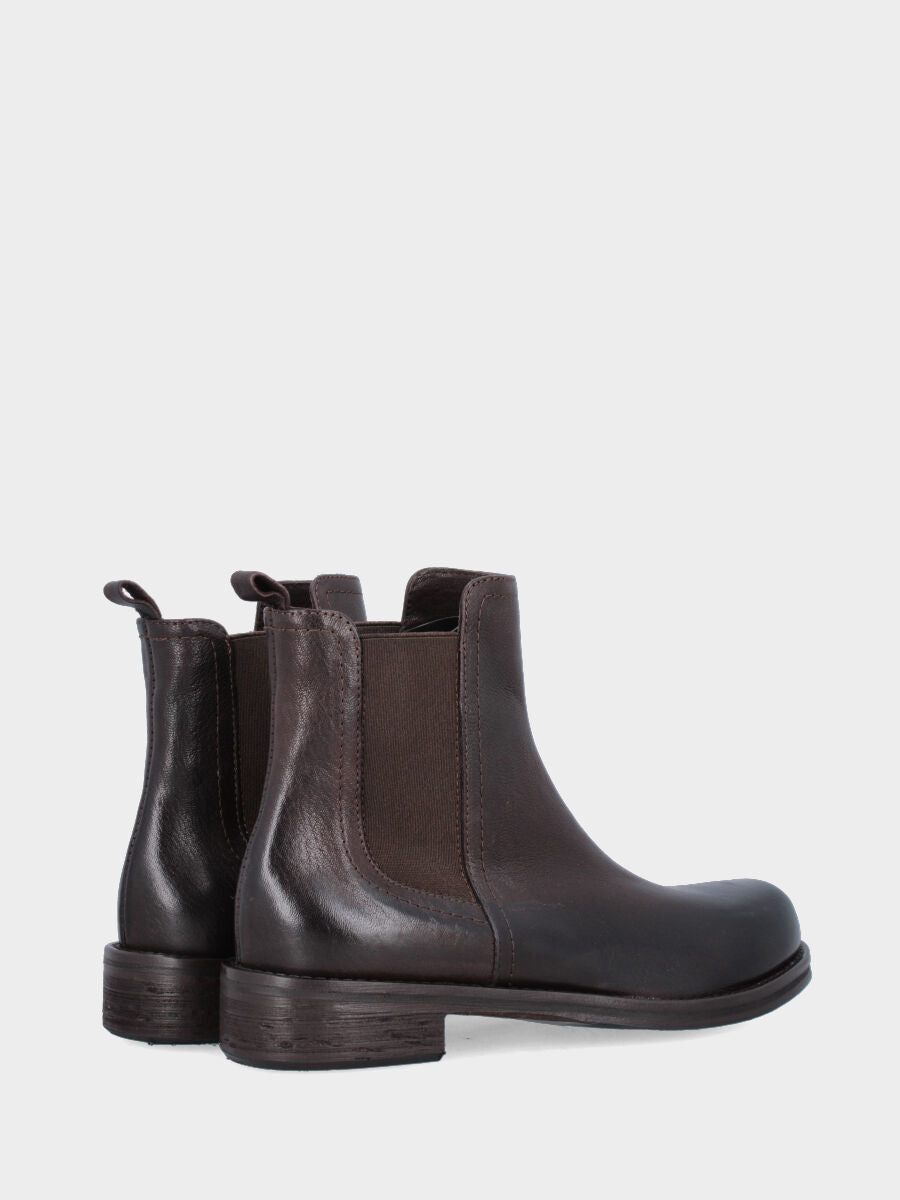 Beatles in dark brown calfskin with round toe and low heel