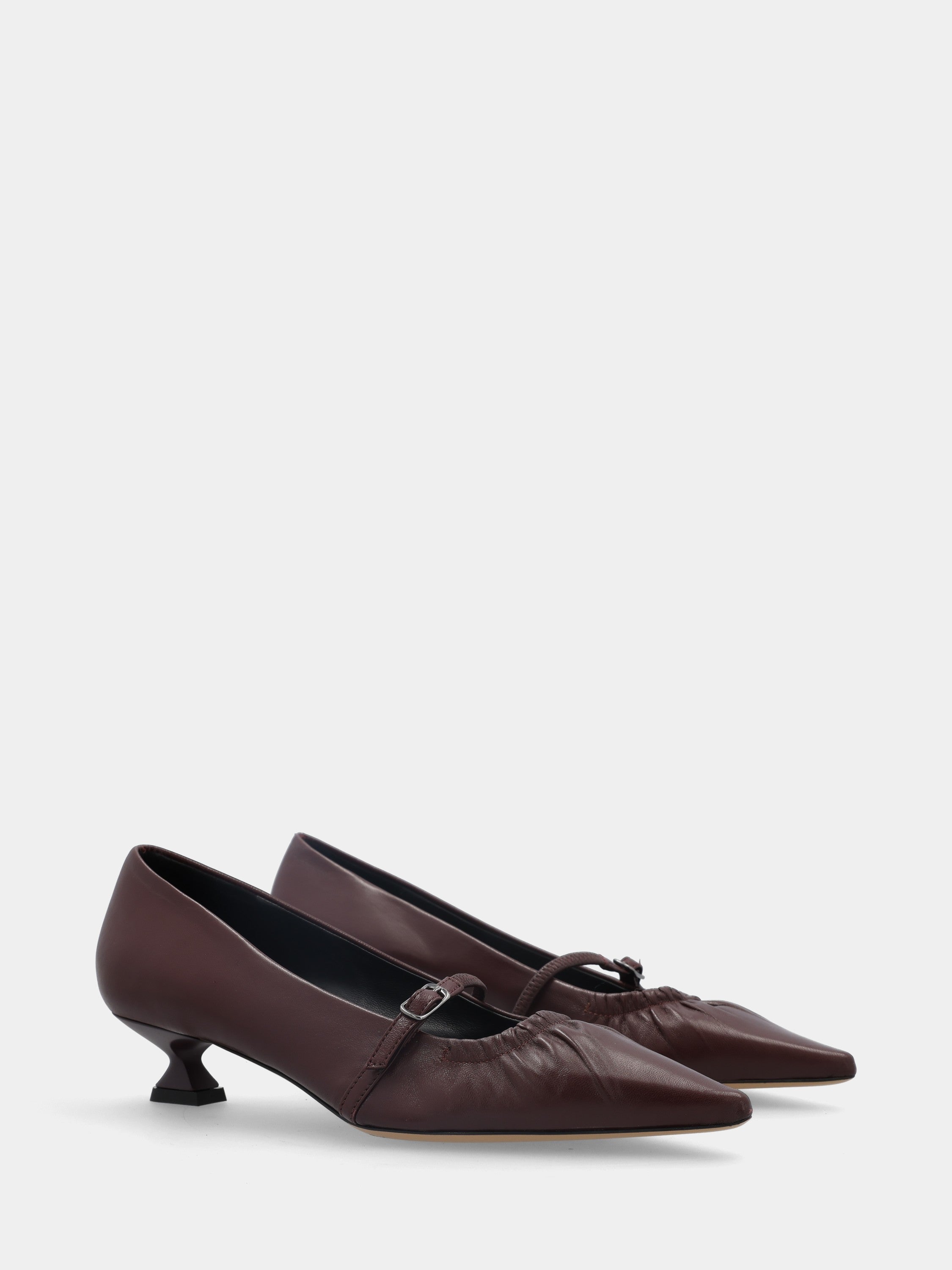 Sandalo monoblocco in vitello rosso con fascia ripiegata