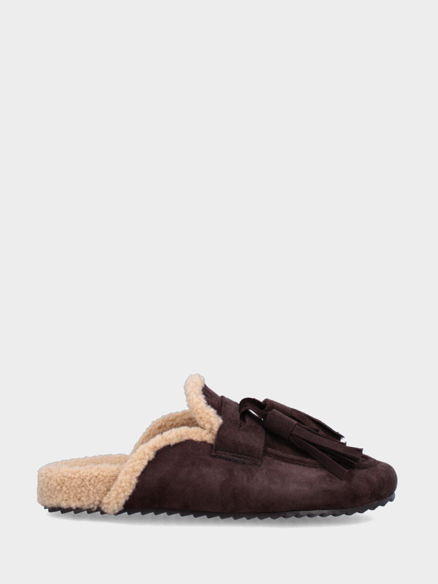 Sabot in camoscio testa di moro con nappine e fodera in lana